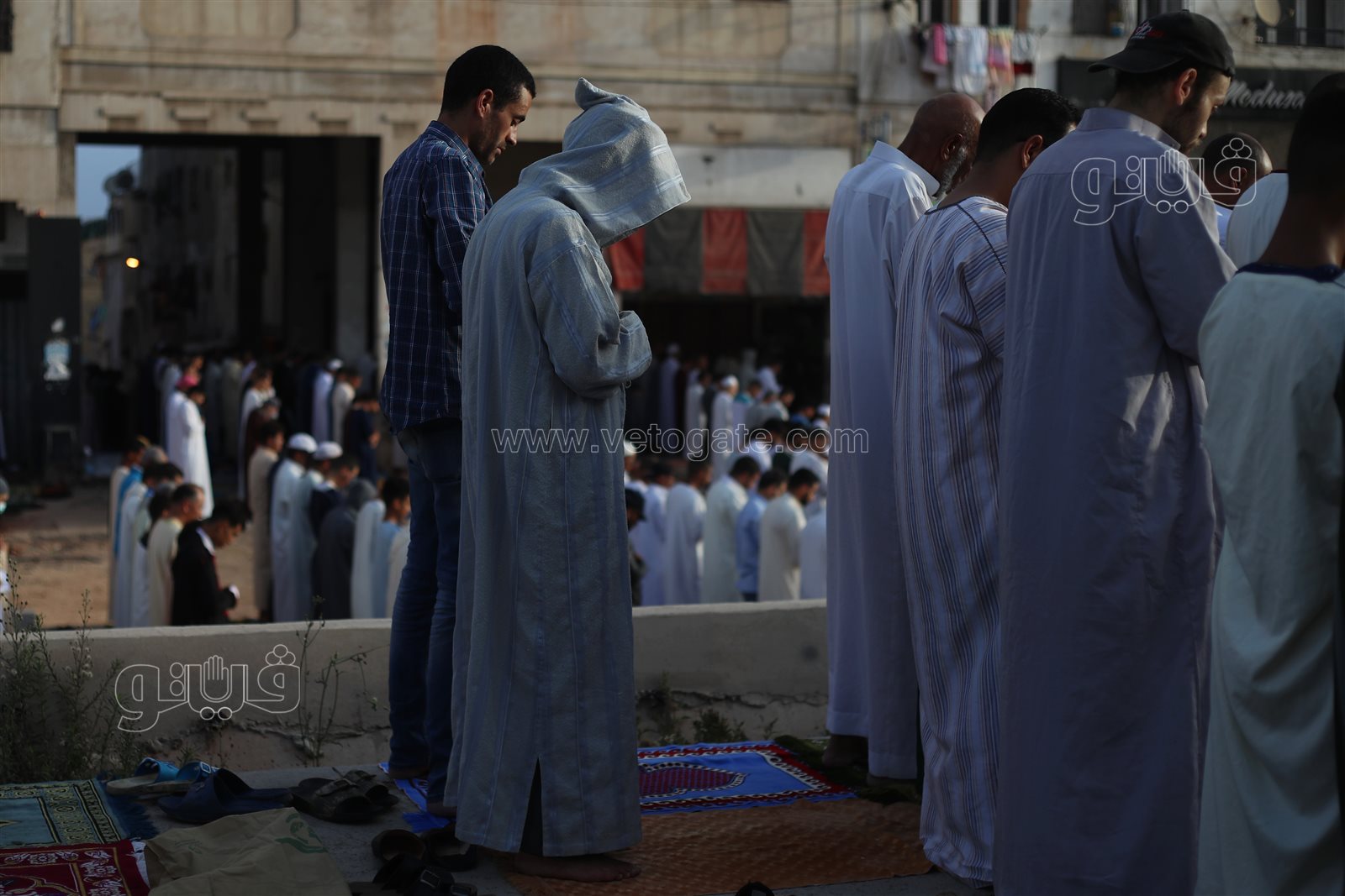  المغاربة يؤدون صلاة عيد الأضحى في ساحة مولاي رشيد (39)