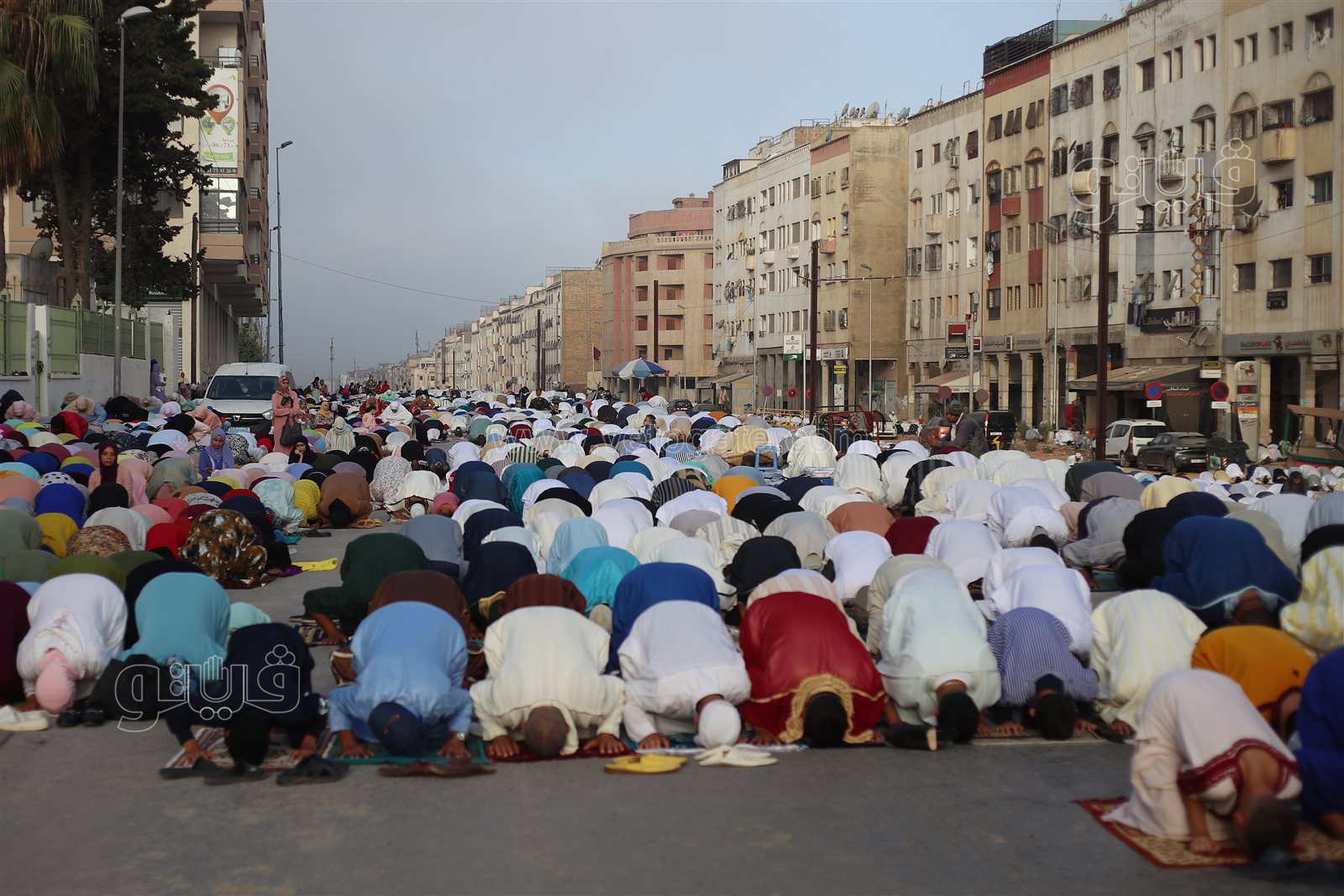  المغاربة يؤدون صلاة عيد الأضحى في ساحة مولاي رشيد (41)