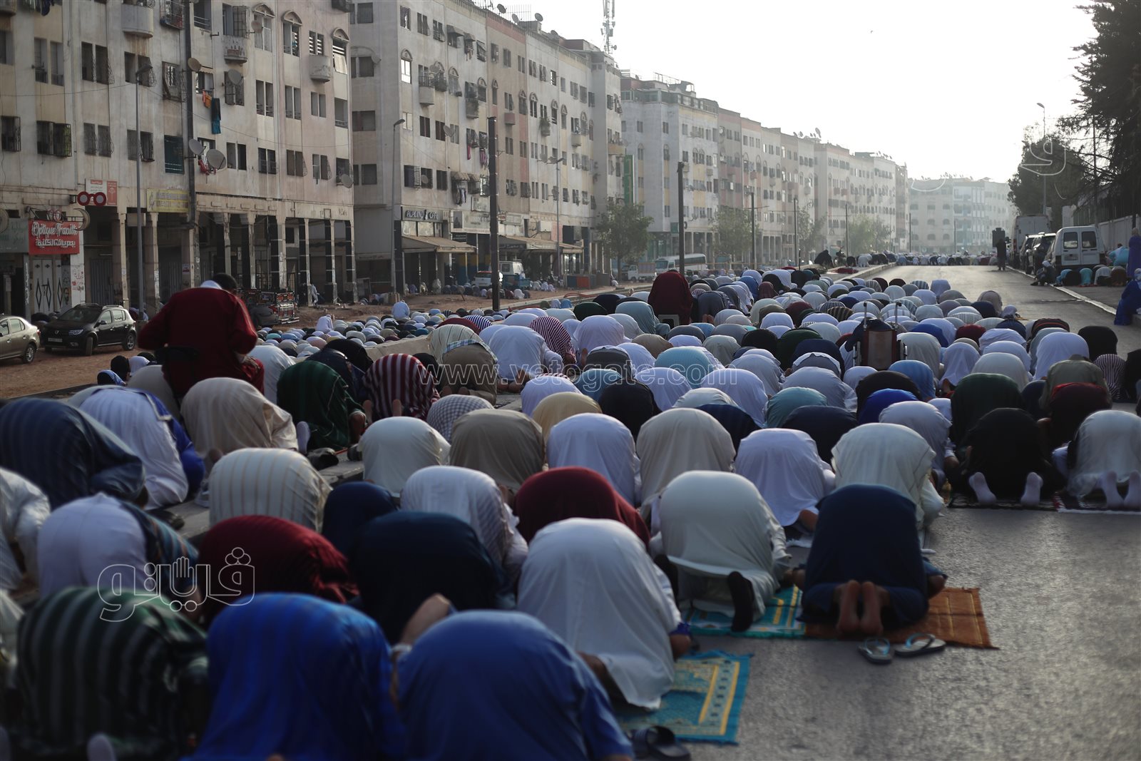  المغاربة يؤدون صلاة عيد الأضحى في ساحة مولاي رشيد (42)