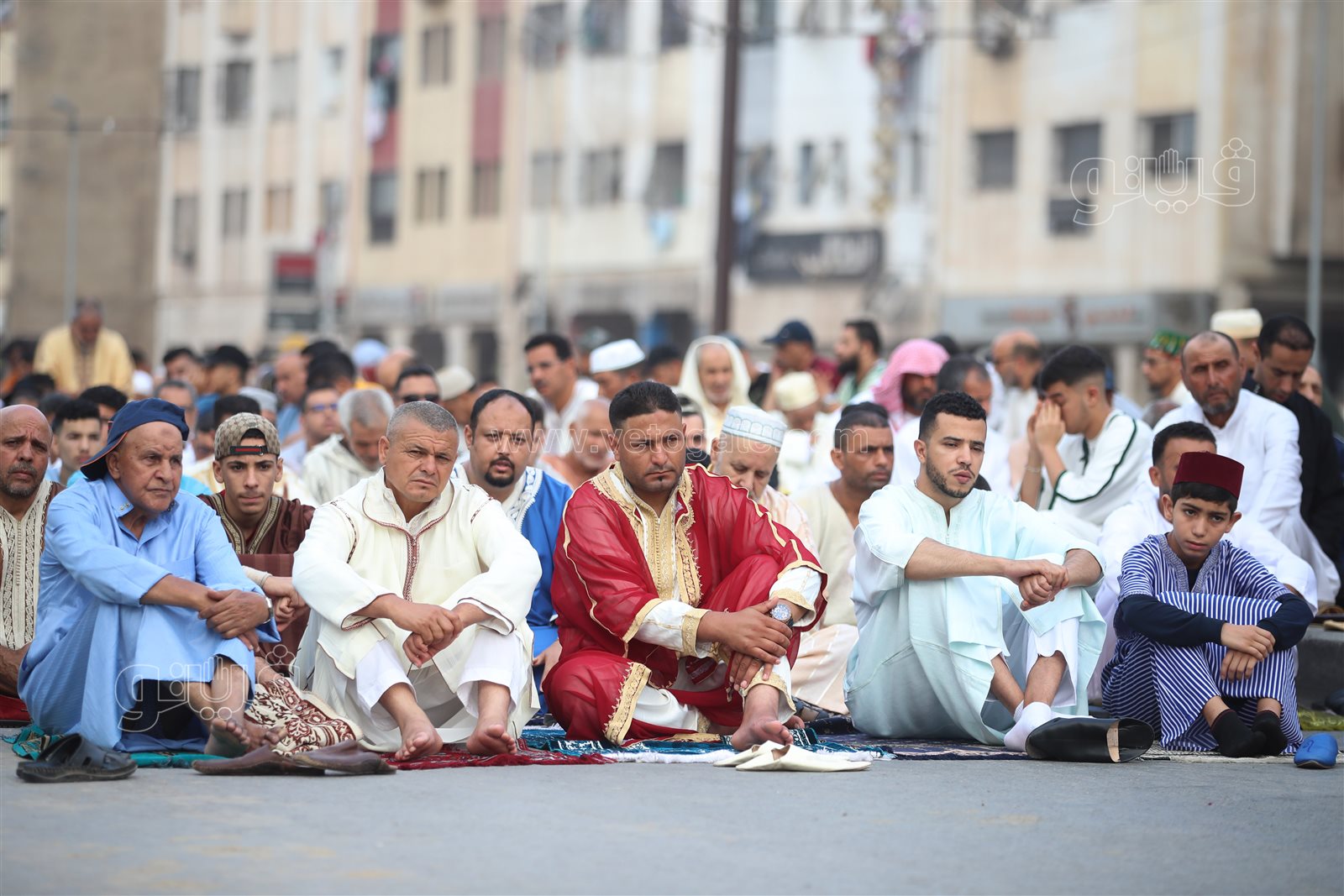  المغاربة يؤدون صلاة عيد الأضحى في ساحة مولاي رشيد (47)
