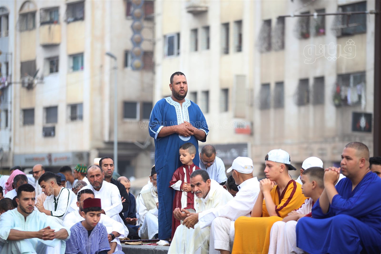  المغاربة يؤدون صلاة عيد الأضحى في ساحة مولاي رشيد (48)