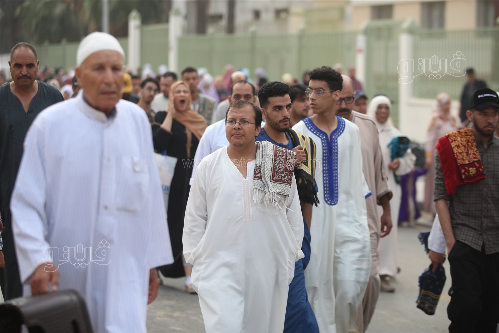  المغاربة يؤدون صلاة عيد الأضحى في ساحة مولاي رشيد (17)
