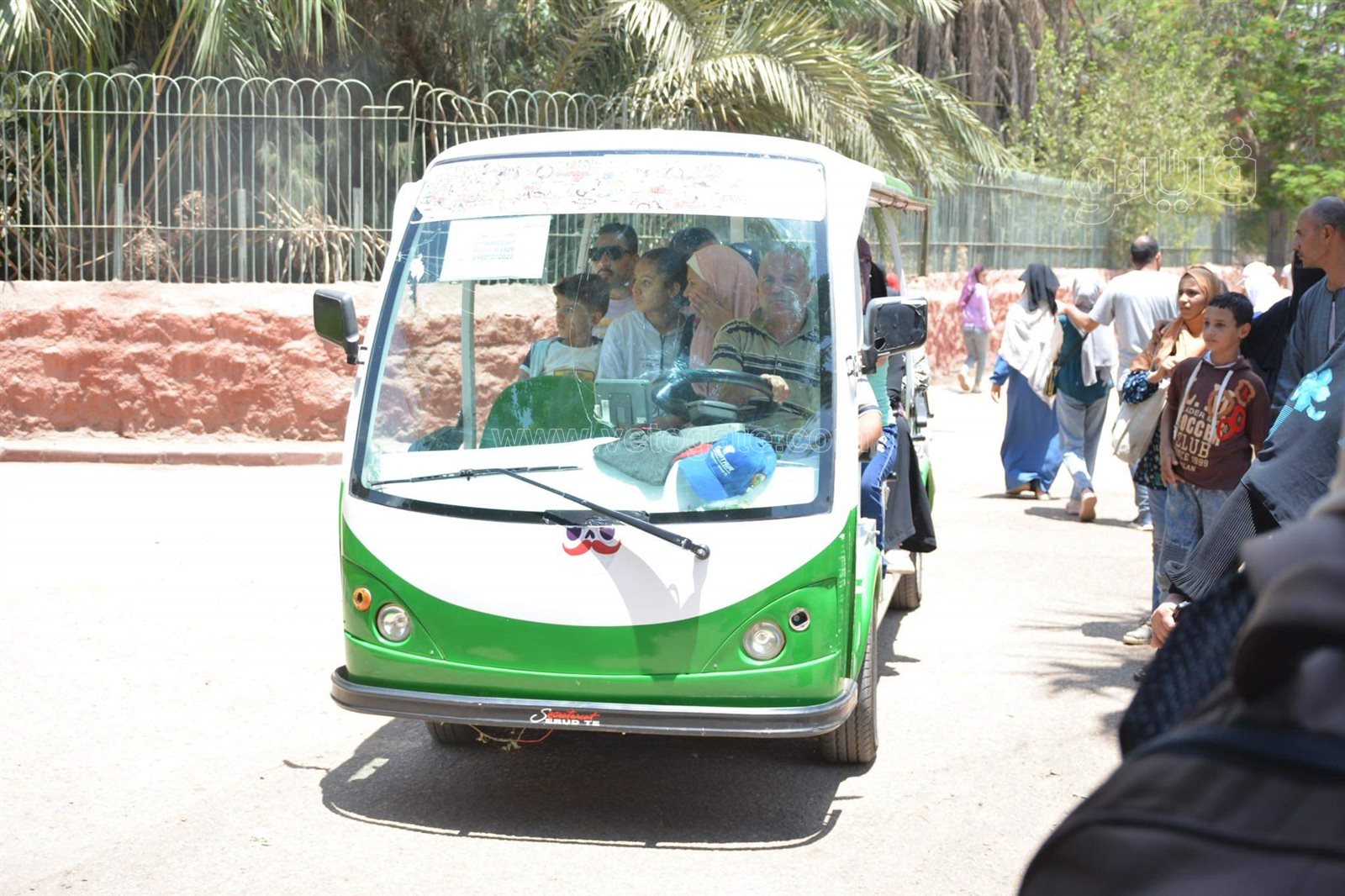 وسط أنغام الدي چي وتلوين وشوش الاطفال.. إقبال على حديقة الحيوان في ثالث ايام الاضحى (7)