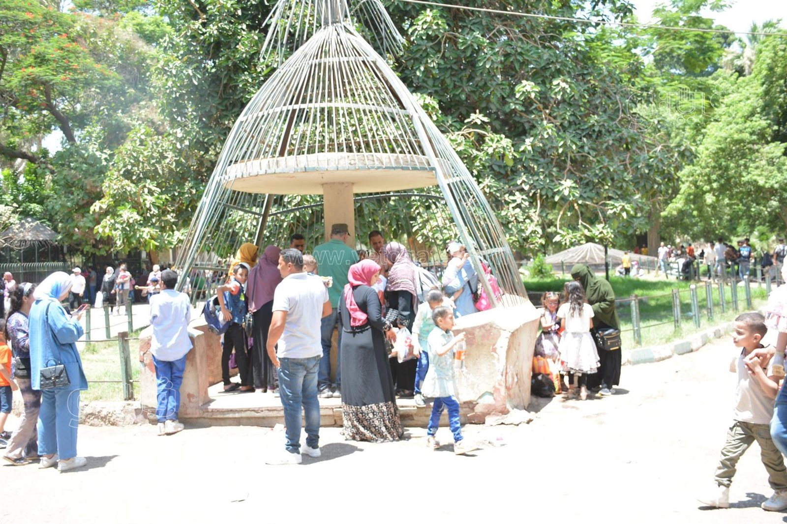 وسط أنغام الدي چي وتلوين وشوش الاطفال.. إقبال على حديقة الحيوان في ثالث ايام الاضحى (9)