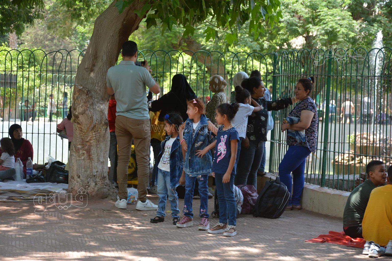 وسط أنغام الدي چي وتلوين وشوش الاطفال.. إقبال على حديقة الحيوان في ثالث ايام الاضحى (10)