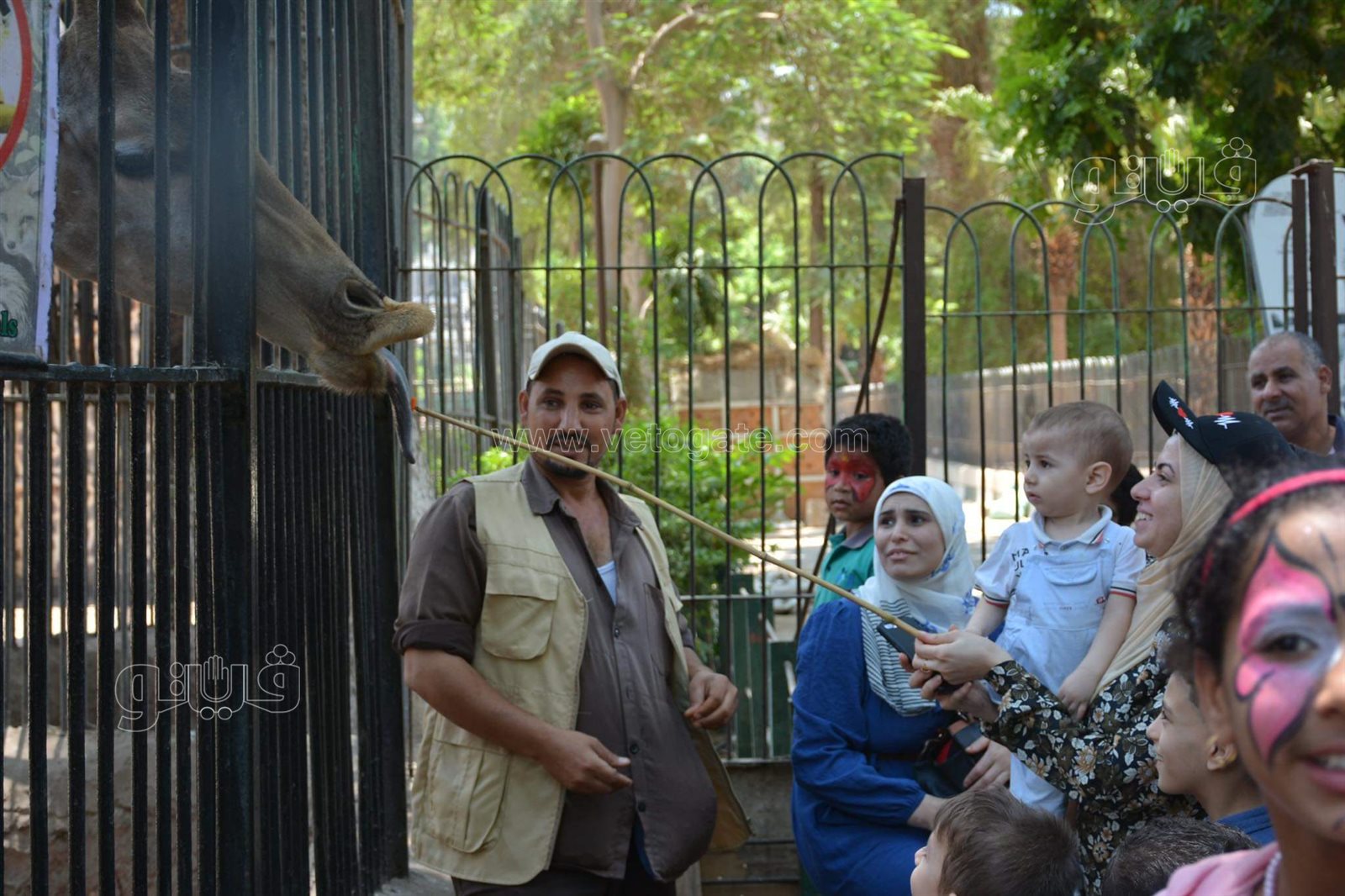 وسط أنغام الدي چي وتلوين وشوش الاطفال.. إقبال على حديقة الحيوان في ثالث ايام الاضحى (12)