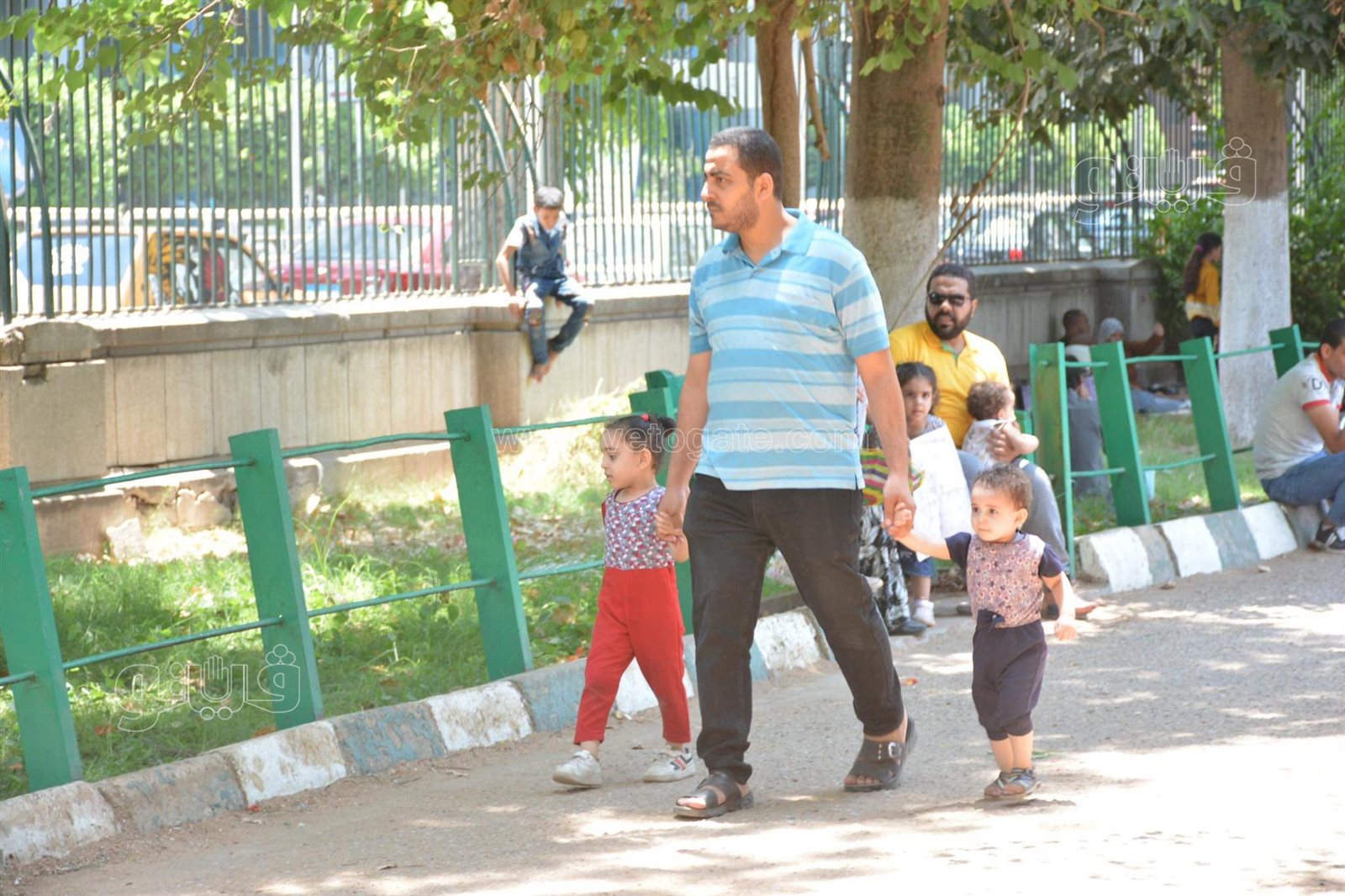 وسط أنغام الدي چي وتلوين وشوش الاطفال.. إقبال على حديقة الحيوان في ثالث ايام الاضحى (15)
