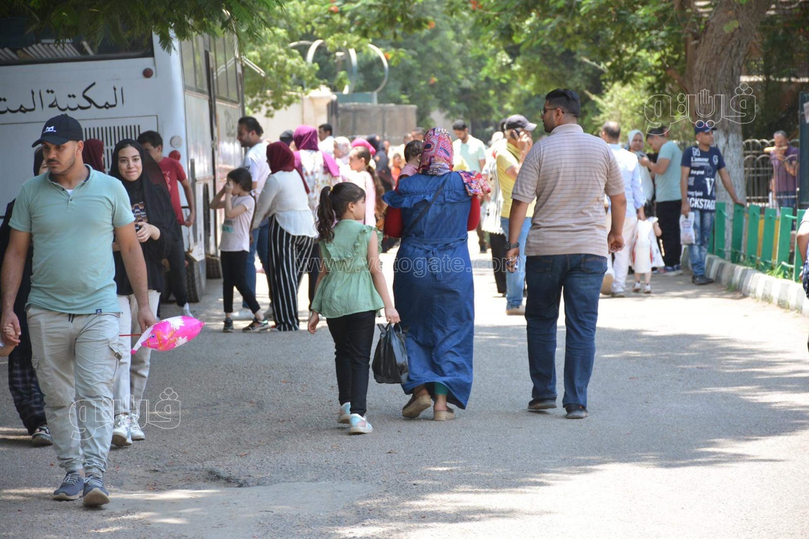 وسط أنغام الدي چي وتلوين وشوش الاطفال.. إقبال على حديقة الحيوان في ثالث ايام الاضحى (19)