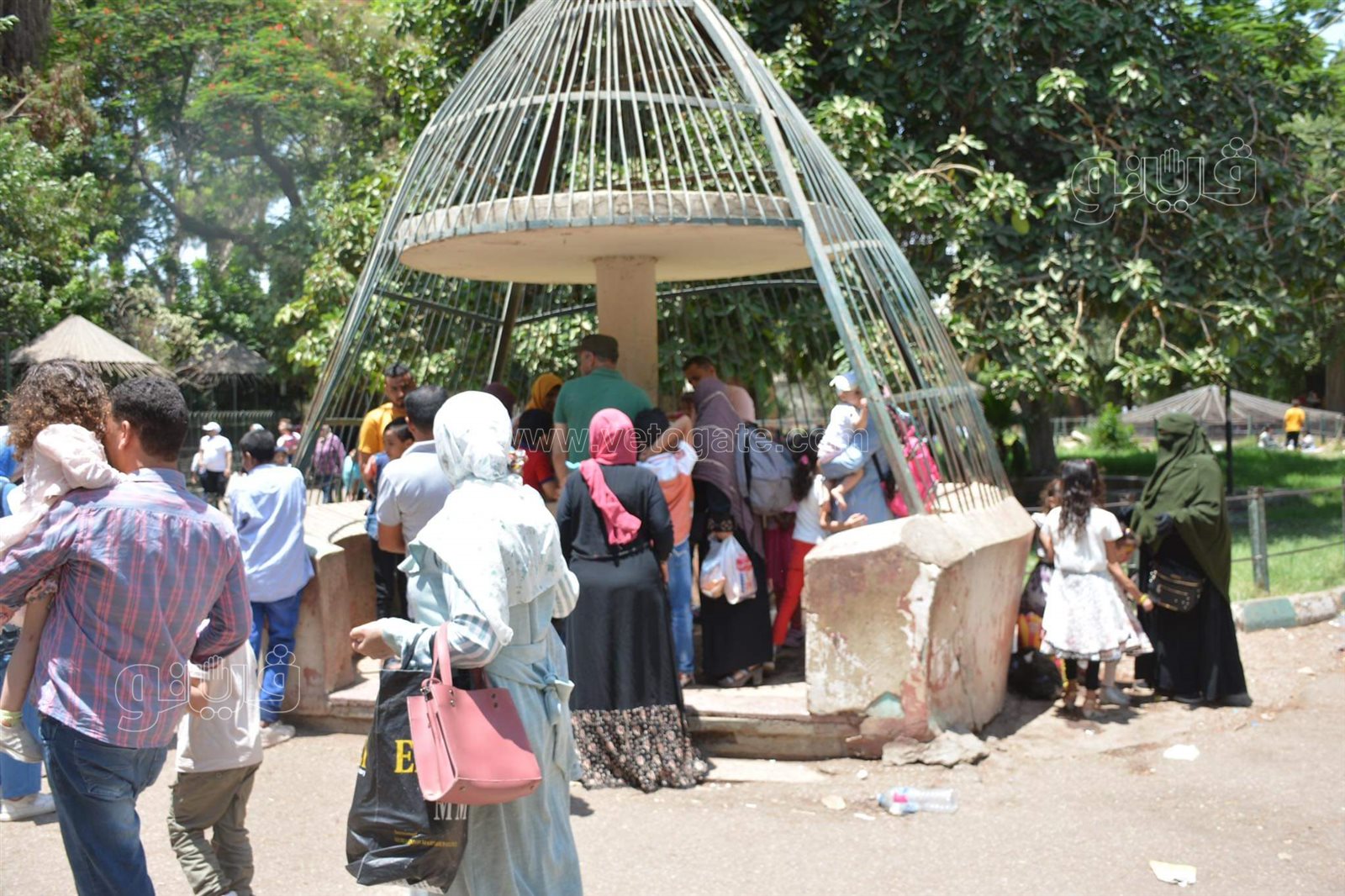 وسط أنغام الدي چي وتلوين وشوش الاطفال.. إقبال على حديقة الحيوان في ثالث ايام الاضحى (22)