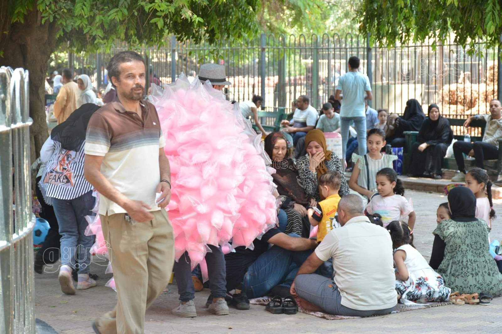 وسط أنغام الدي چي وتلوين وشوش الاطفال.. إقبال على حديقة الحيوان في ثالث ايام الاضحى (23)