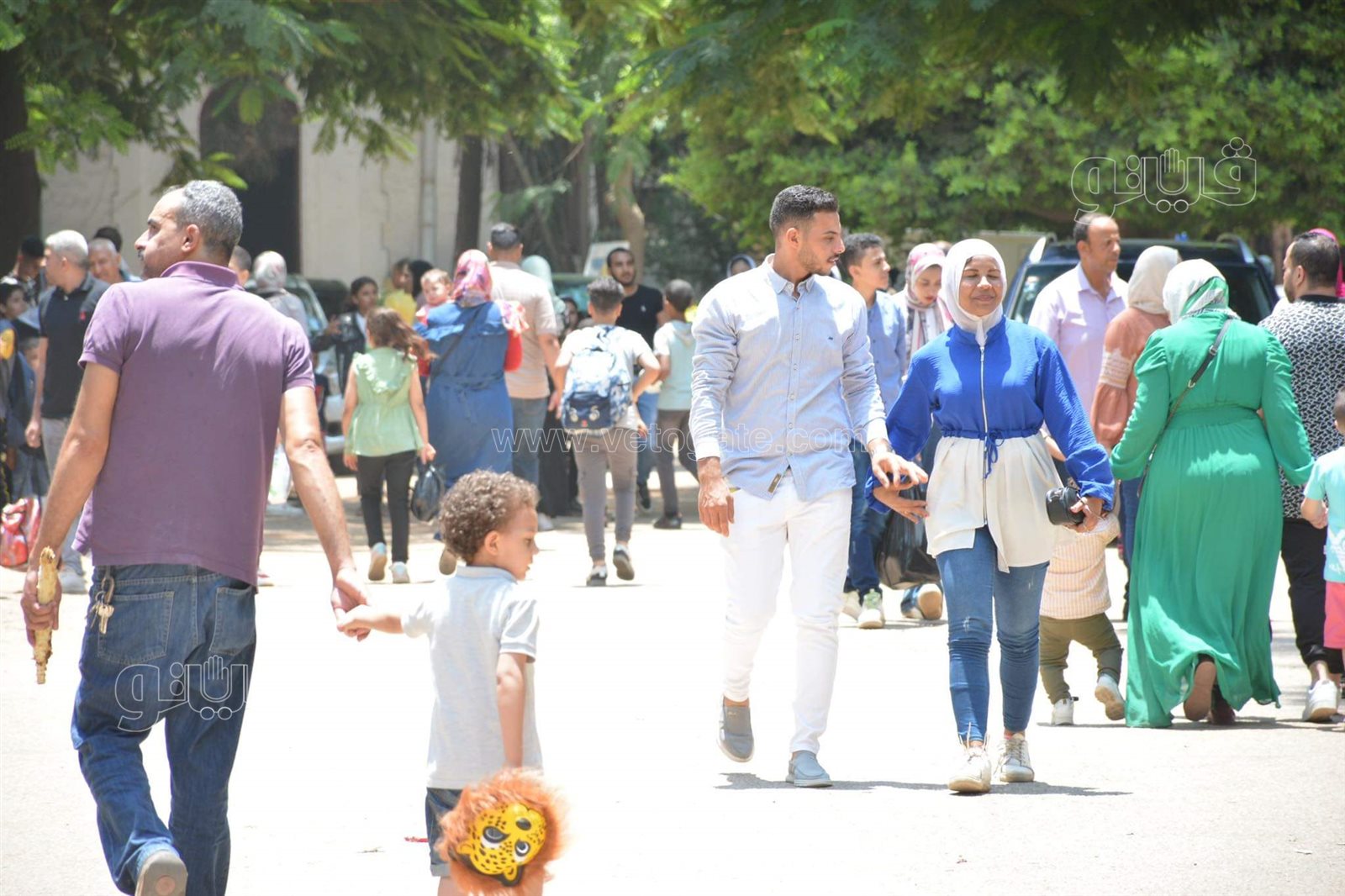 وسط أنغام الدي چي وتلوين وشوش الاطفال.. إقبال على حديقة الحيوان في ثالث ايام الاضحى (32)
