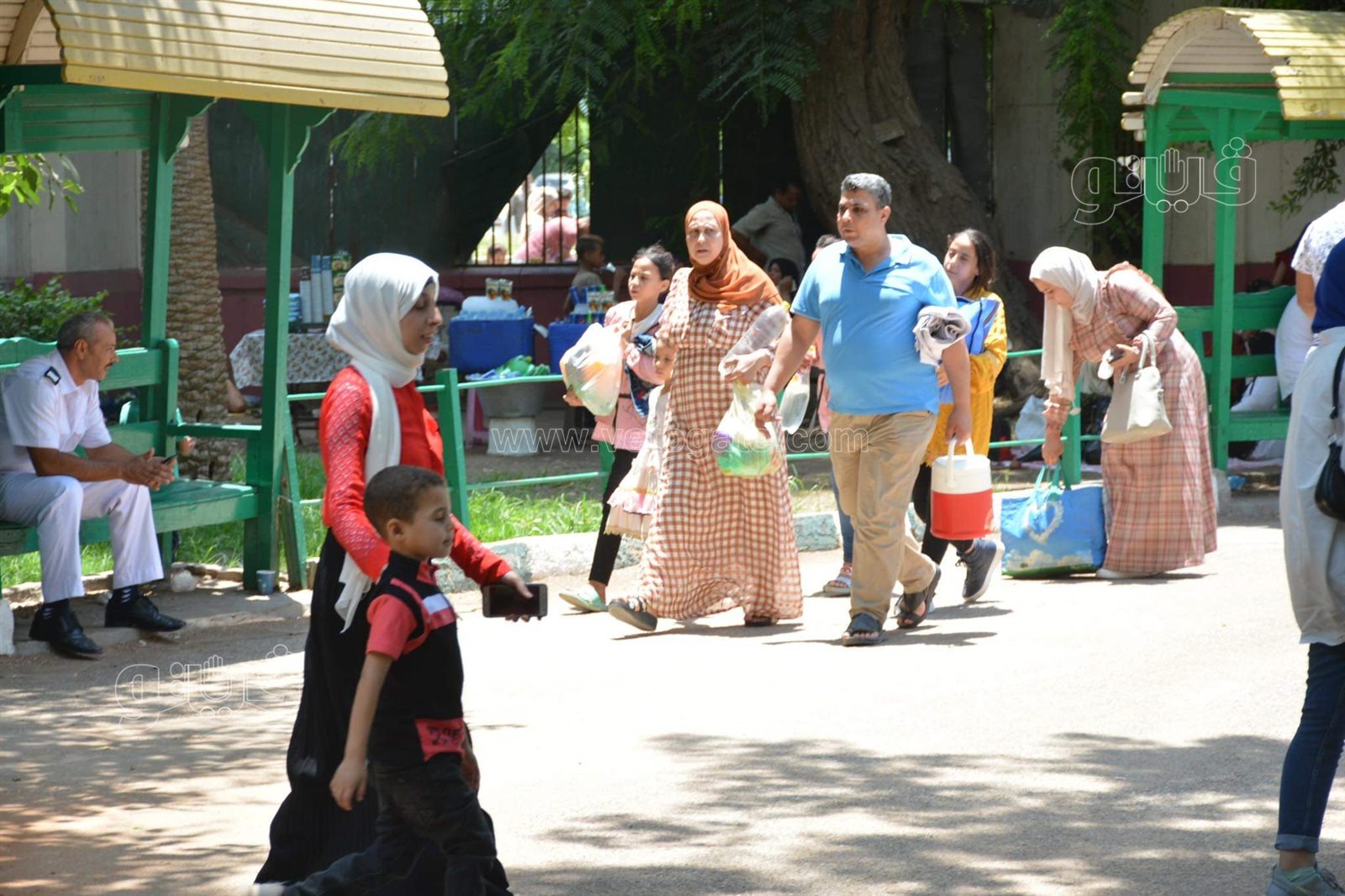 وسط أنغام الدي چي وتلوين وشوش الاطفال.. إقبال على حديقة الحيوان في ثالث ايام الاضحى (33)