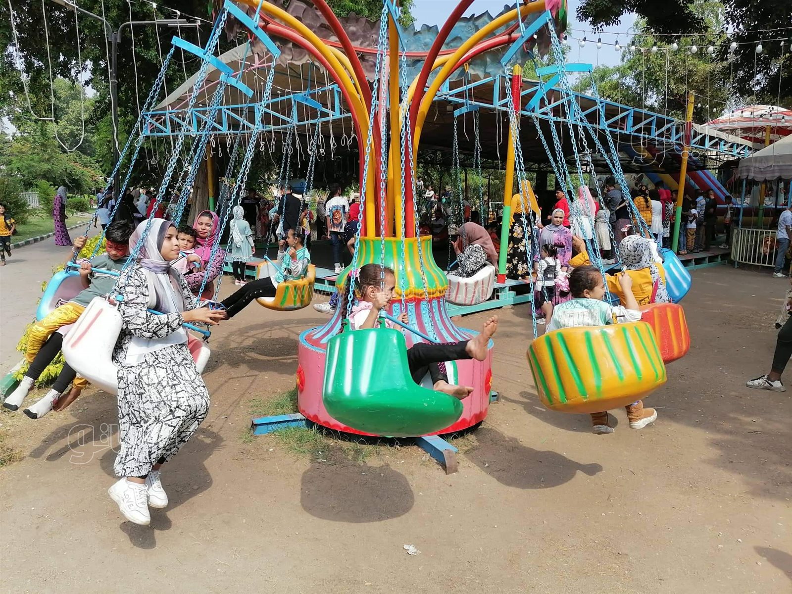 قعدة النيل والملاهي.. أبرز مظاهر احتفال زوار القناطر الخيرية بثالث أيام العيد (13)