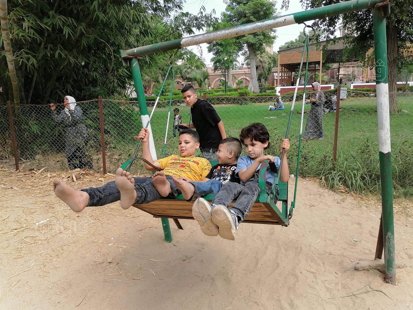 قعدة النيل والملاهي.. أبرز مظاهر احتفال زوار القناطر الخيرية بثالث أيام العيد (18)