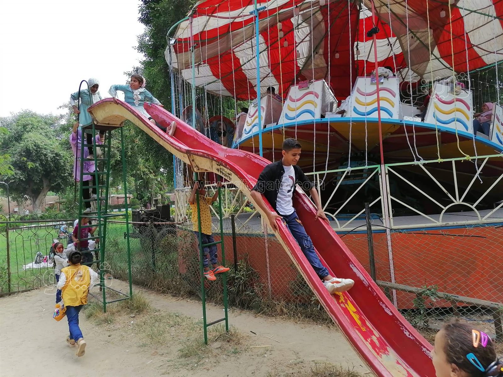 قعدة النيل والملاهي.. أبرز مظاهر احتفال زوار القناطر الخيرية بثالث أيام العيد (19)