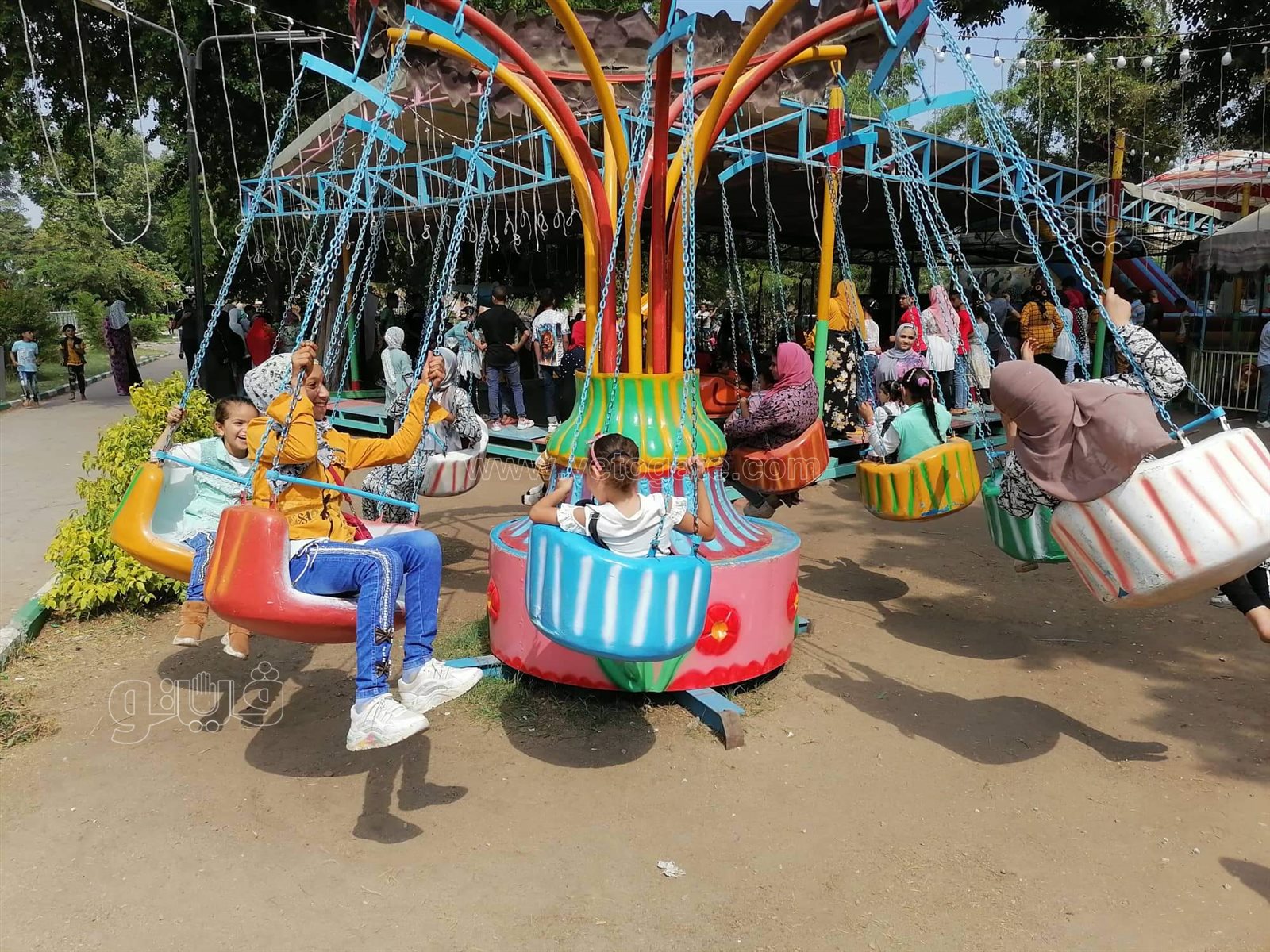 قعدة النيل والملاهي.. أبرز مظاهر احتفال زوار القناطر الخيرية بثالث أيام العيد (29)