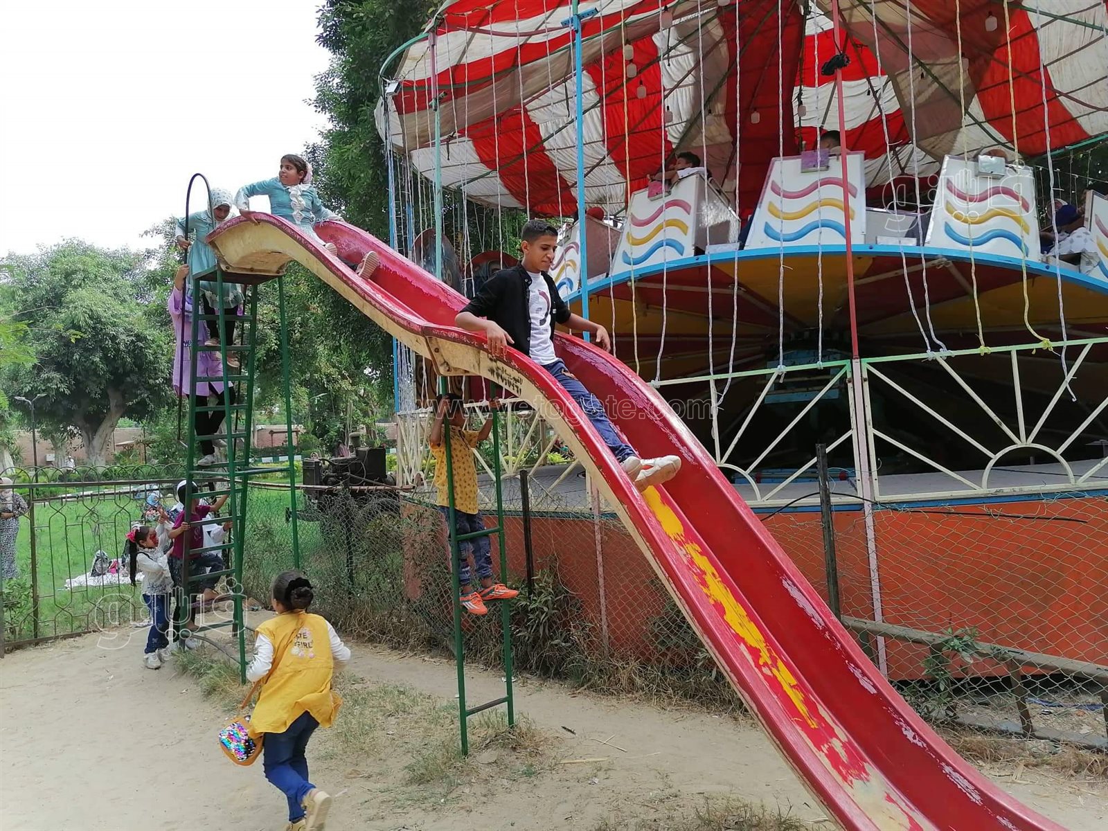 قعدة النيل والملاهي.. أبرز مظاهر احتفال زوار القناطر الخيرية بثالث أيام العيد (33)