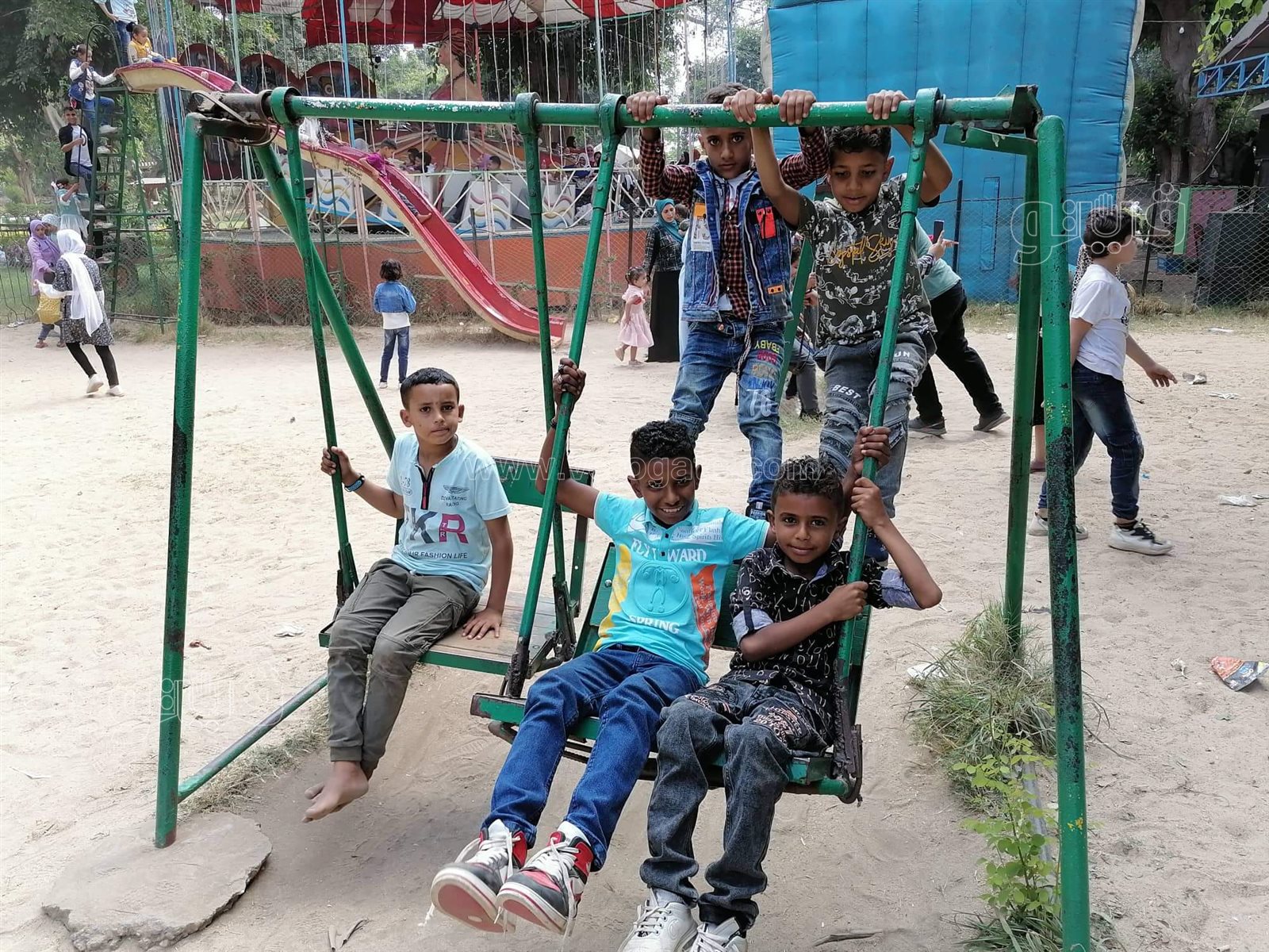 قعدة النيل والملاهي.. أبرز مظاهر احتفال زوار القناطر الخيرية بثالث أيام العيد (39)