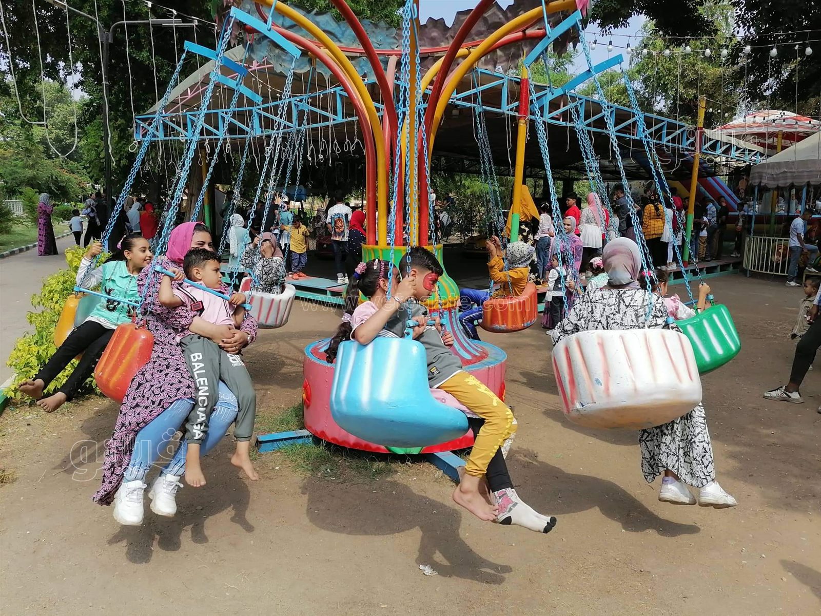 قعدة النيل والملاهي.. أبرز مظاهر احتفال زوار القناطر الخيرية بثالث أيام العيد (40)