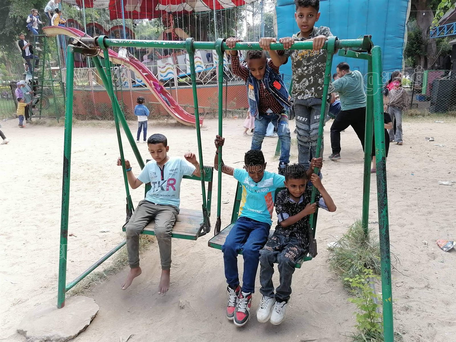 قعدة النيل والملاهي.. أبرز مظاهر احتفال زوار القناطر الخيرية بثالث أيام العيد (54)