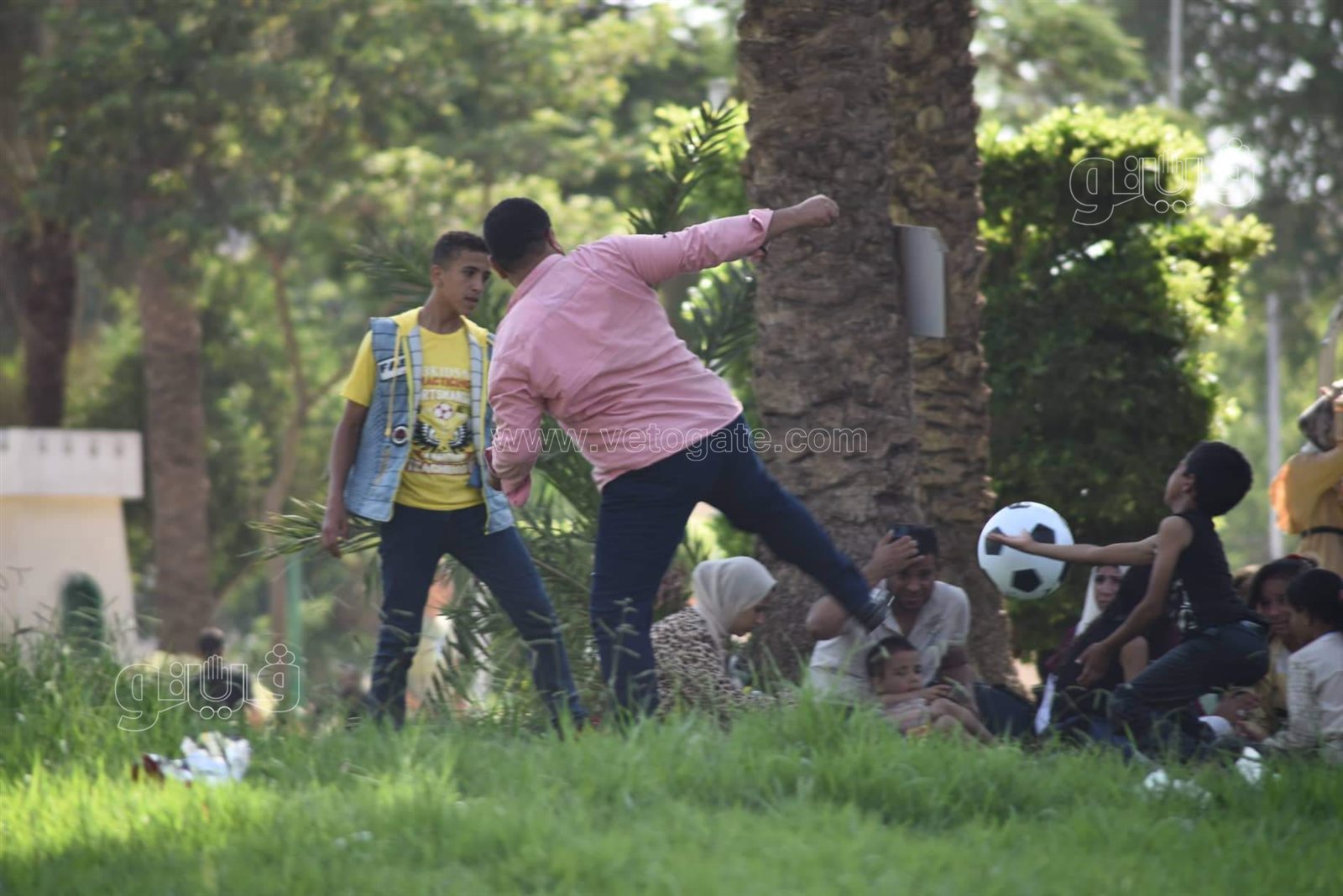 الكرة تجمع الكبار والصغار في الحديقة الدولية بثالث أيام العيد (1)