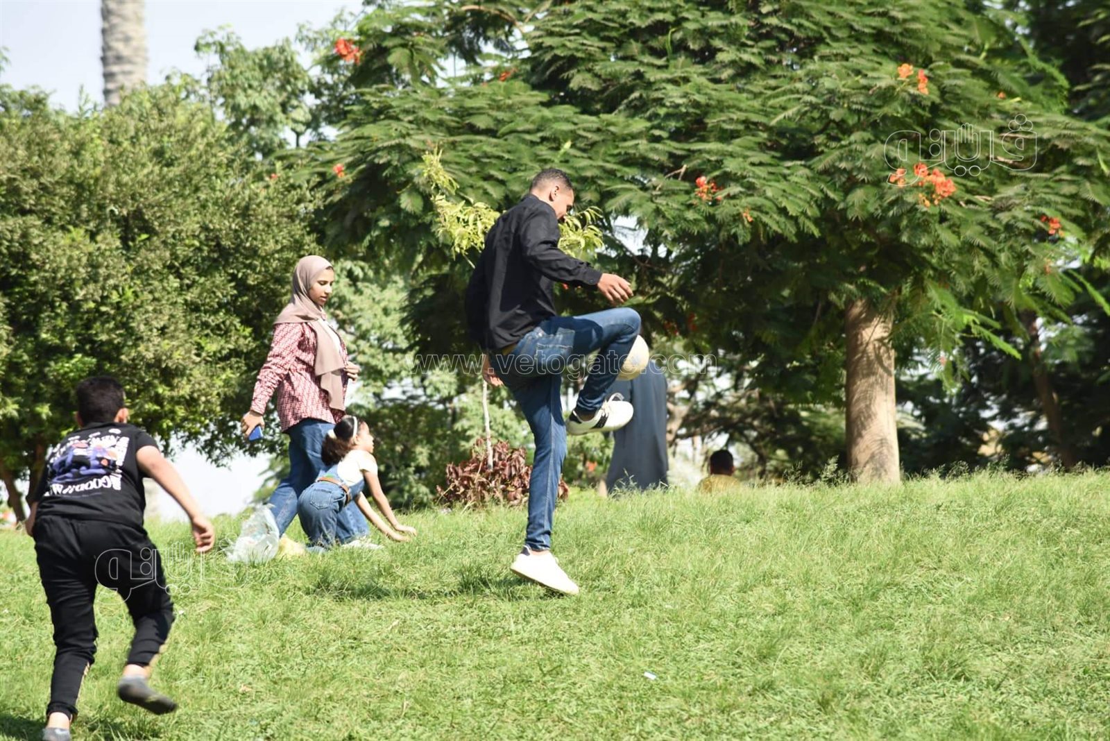 الكرة تجمع الكبار والصغار في الحديقة الدولية بثالث أيام العيد (2)