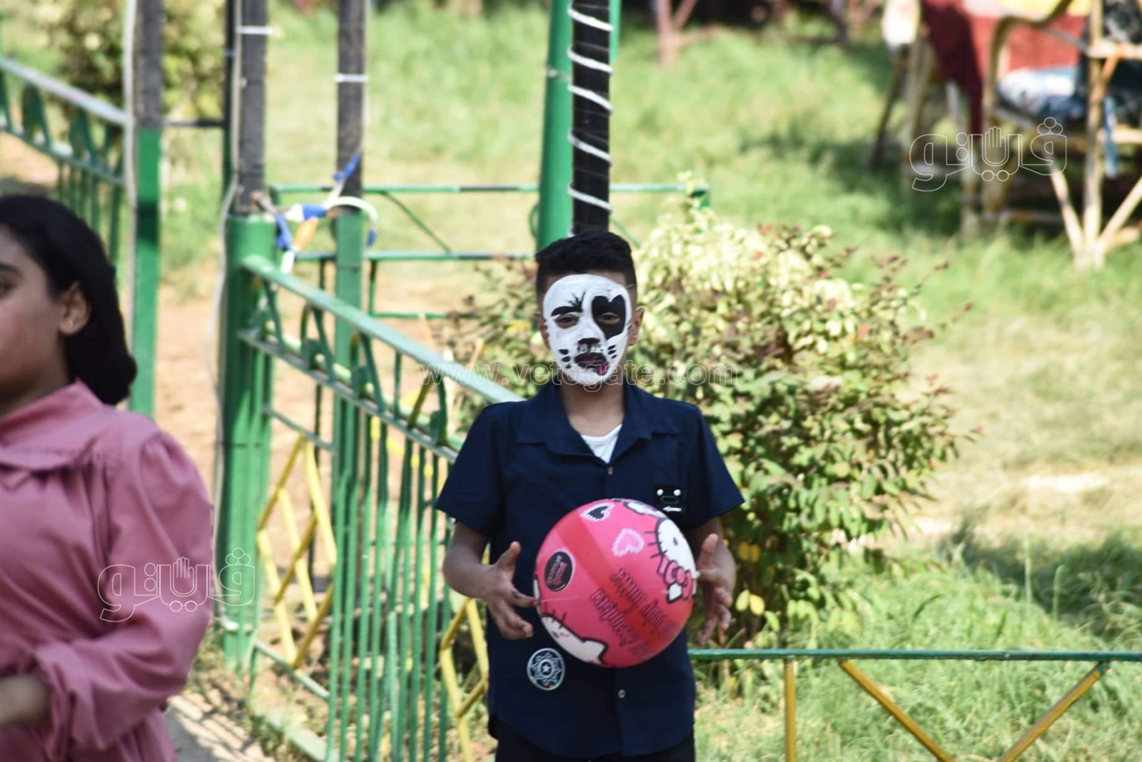 الكرة تجمع الكبار والصغار في الحديقة الدولية بثالث أيام العيد (3)