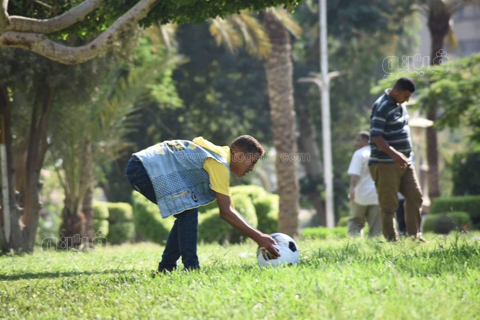 الكرة تجمع الكبار والصغار في الحديقة الدولية بثالث أيام العيد (4)