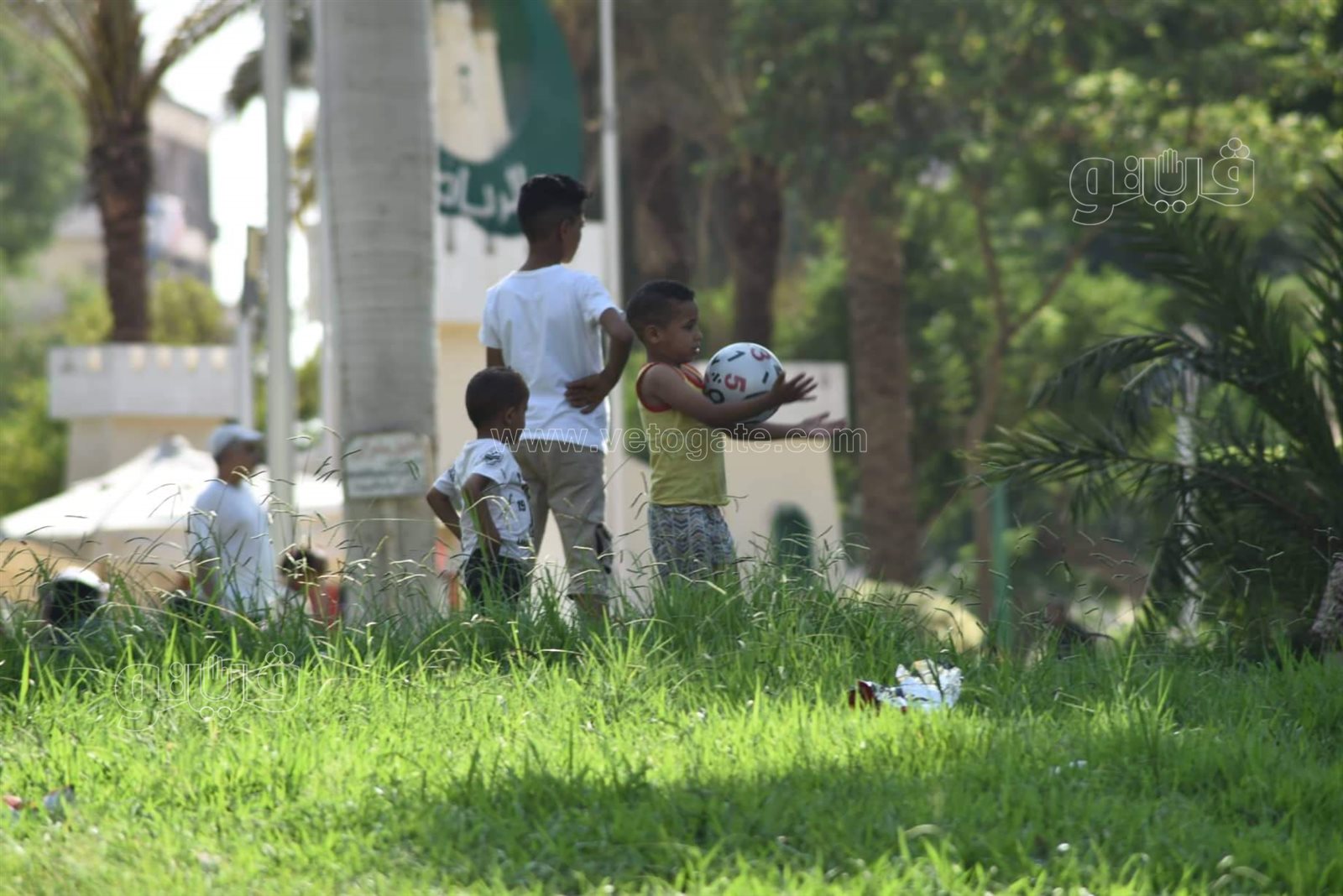 الكرة تجمع الكبار والصغار في الحديقة الدولية بثالث أيام العيد (5)