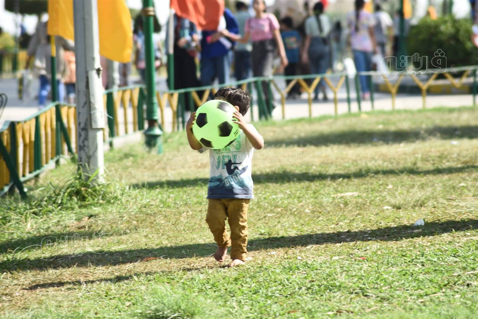 الكرة تجمع الكبار والصغار في الحديقة الدولية بثالث أيام العيد (6)