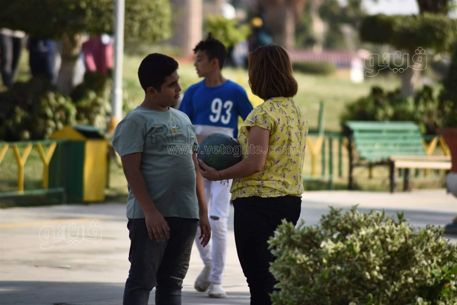 الكرة تجمع الكبار والصغار في الحديقة الدولية بثالث أيام العيد (8)