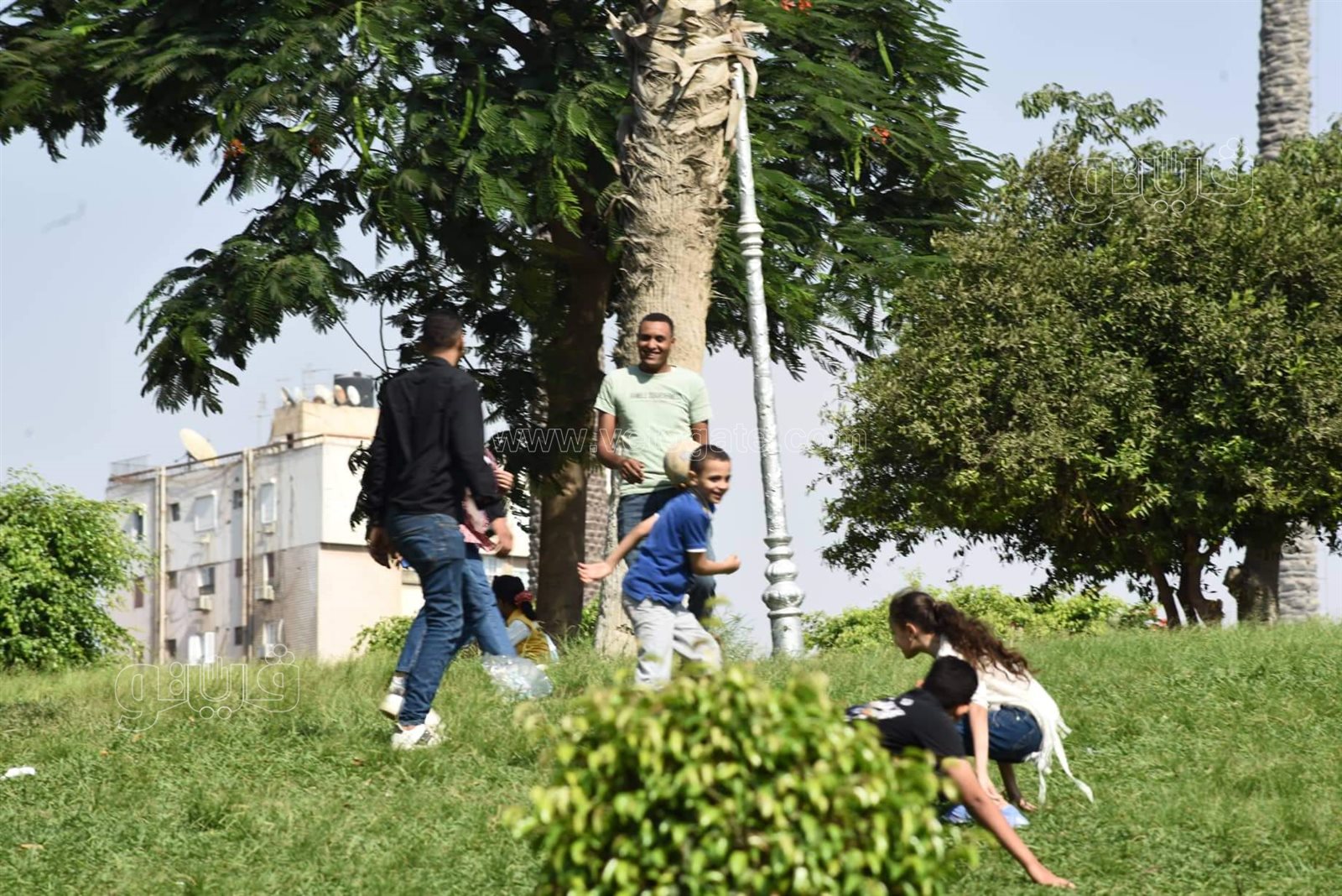 الكرة تجمع الكبار والصغار في الحديقة الدولية بثالث أيام العيد (9)