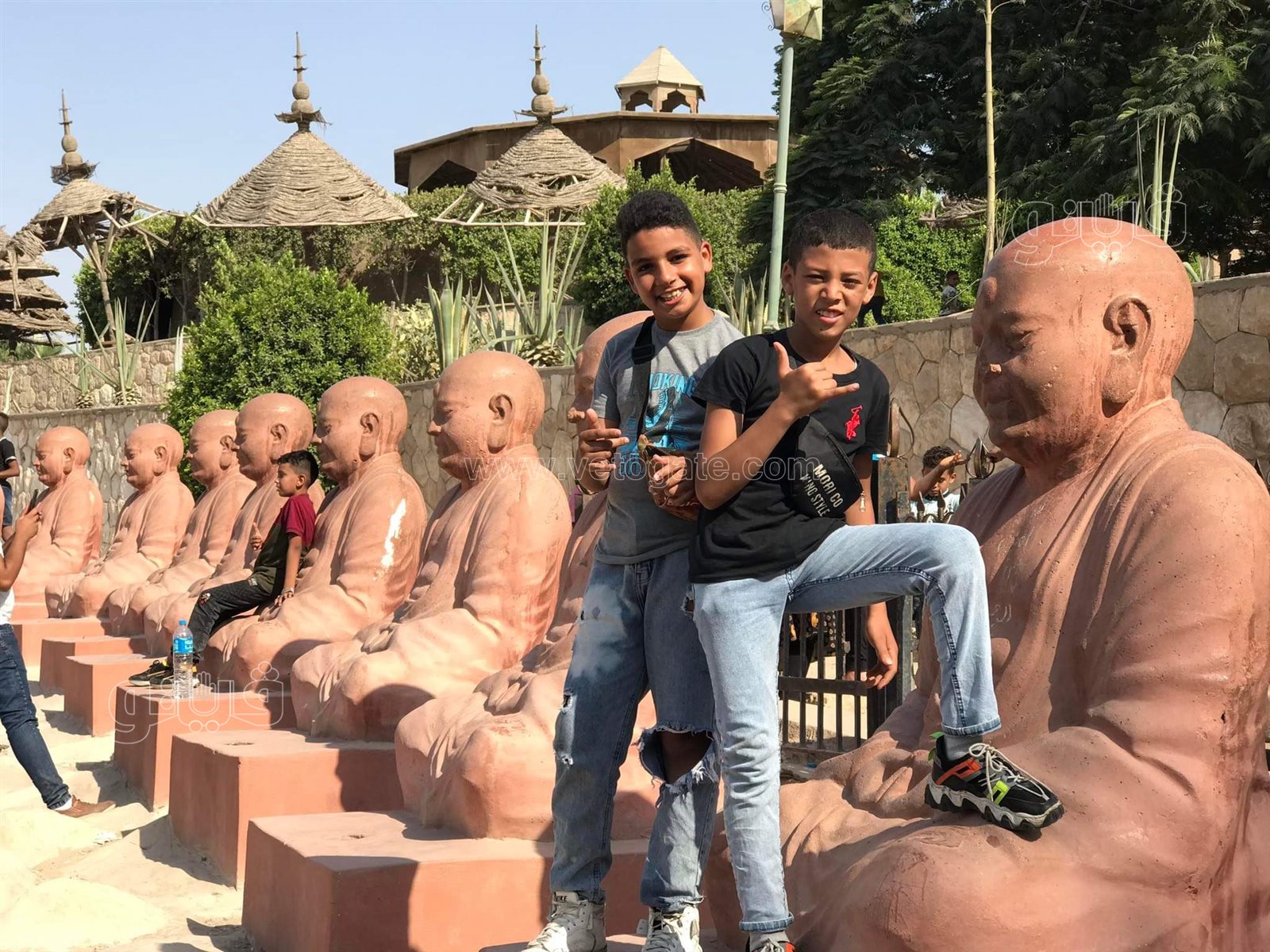 رسم التاتو وأقنعة الحيوانات والملاهي أبرز مظاهر الفرحة في الحديقة اليابانية (8)