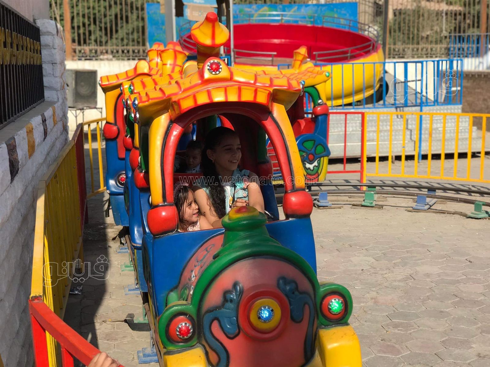 رسم التاتو وأقنعة الحيوانات والملاهي أبرز مظاهر الفرحة في الحديقة اليابانية (1)