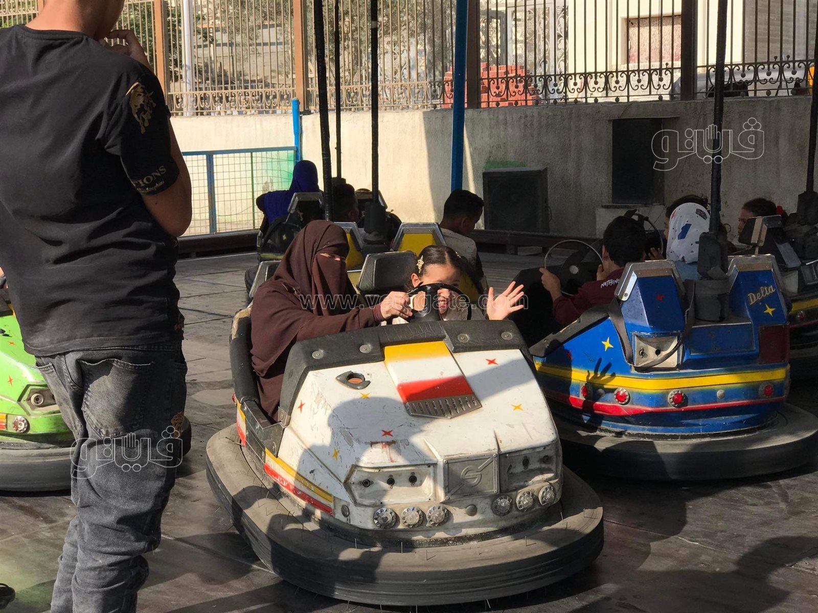 رسم التاتو وأقنعة الحيوانات والملاهي أبرز مظاهر الفرحة في الحديقة اليابانية (2)