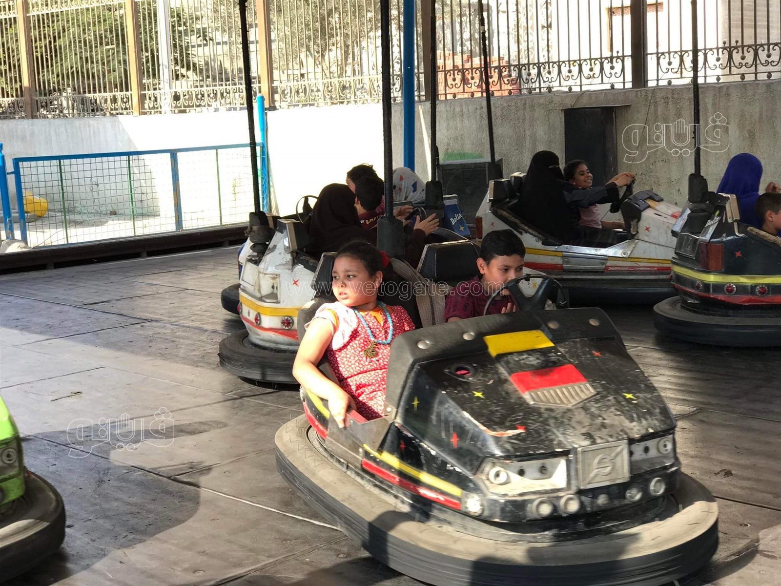 رسم التاتو وأقنعة الحيوانات والملاهي أبرز مظاهر الفرحة في الحديقة اليابانية (9)