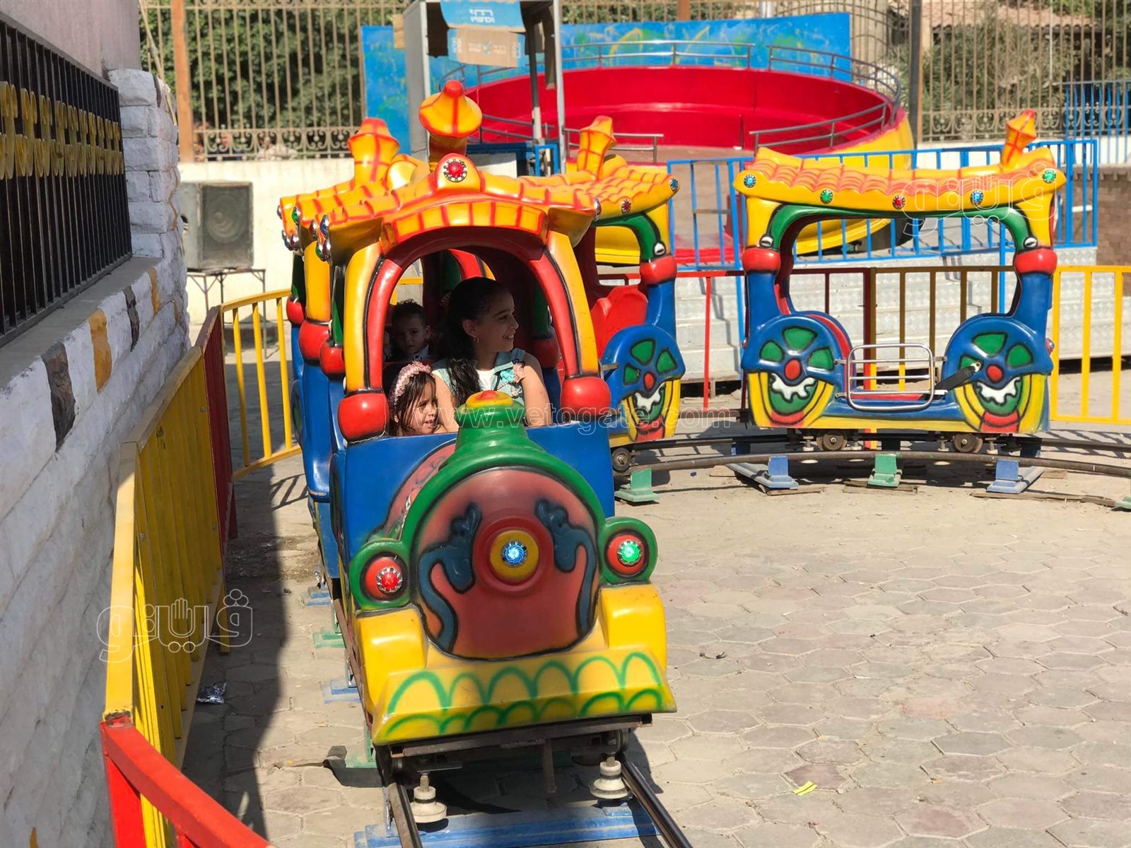 رسم التاتو وأقنعة الحيوانات والملاهي أبرز مظاهر الفرحة في الحديقة اليابانية (12)