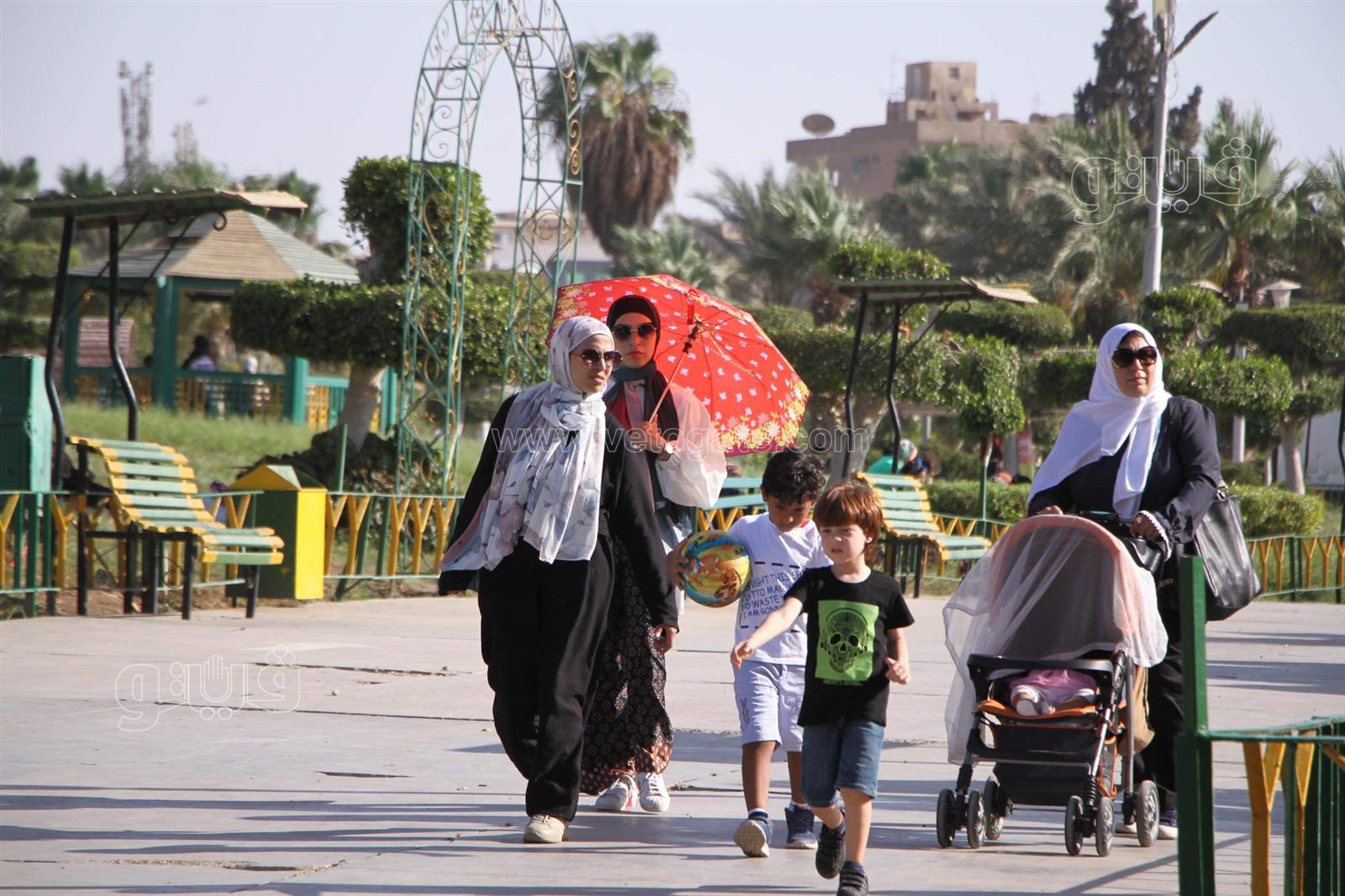بالكاب والشمسية.. زوار الحديقة الدولية يواجهون الشمس (1)