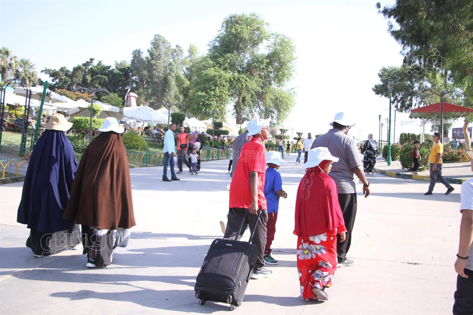 بالكاب والشمسية.. زوار الحديقة الدولية يواجهون الشمس (2)