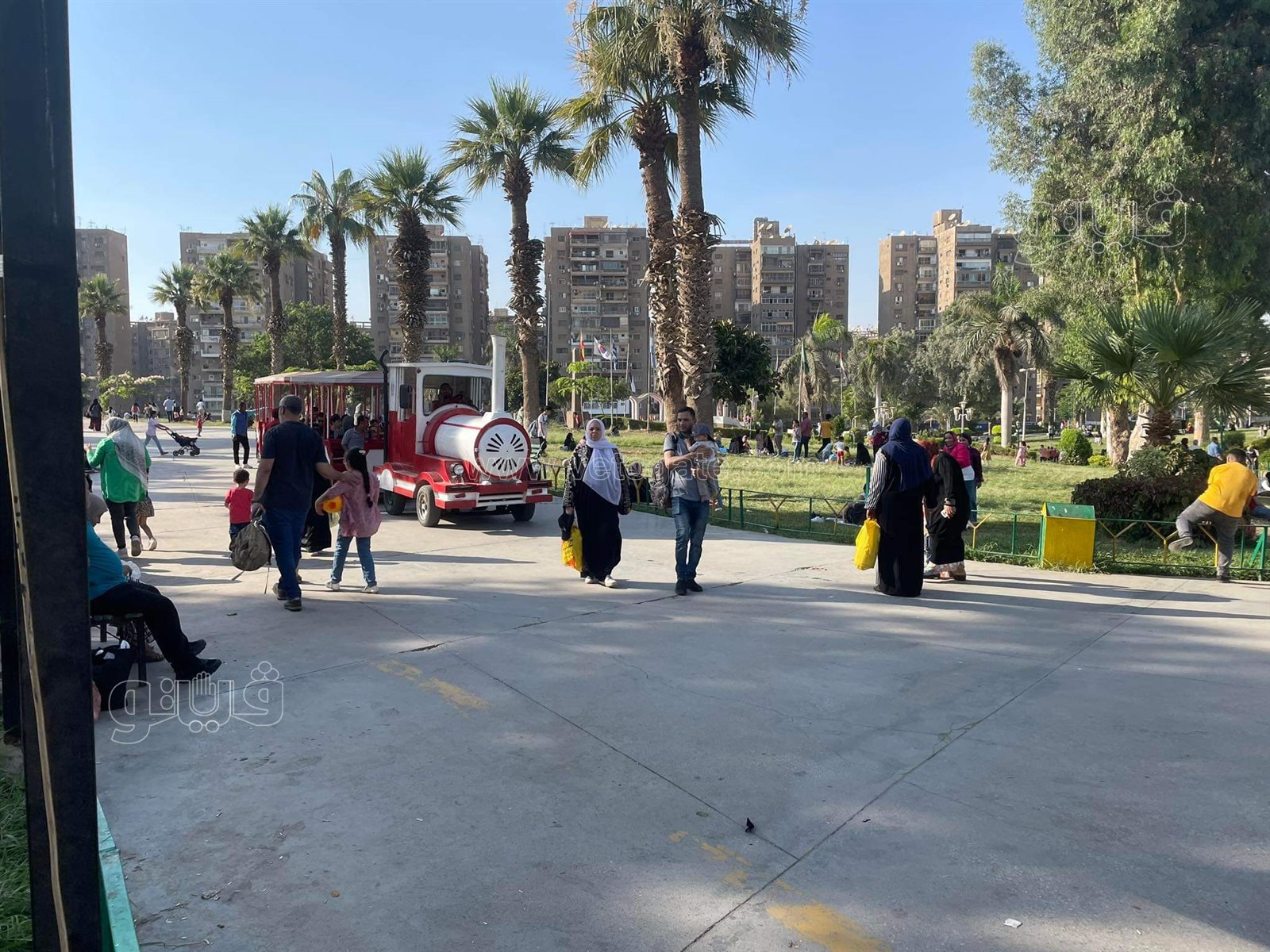 بالكاب والشمسية.. زوار الحديقة الدولية يواجهون الشمس (3)