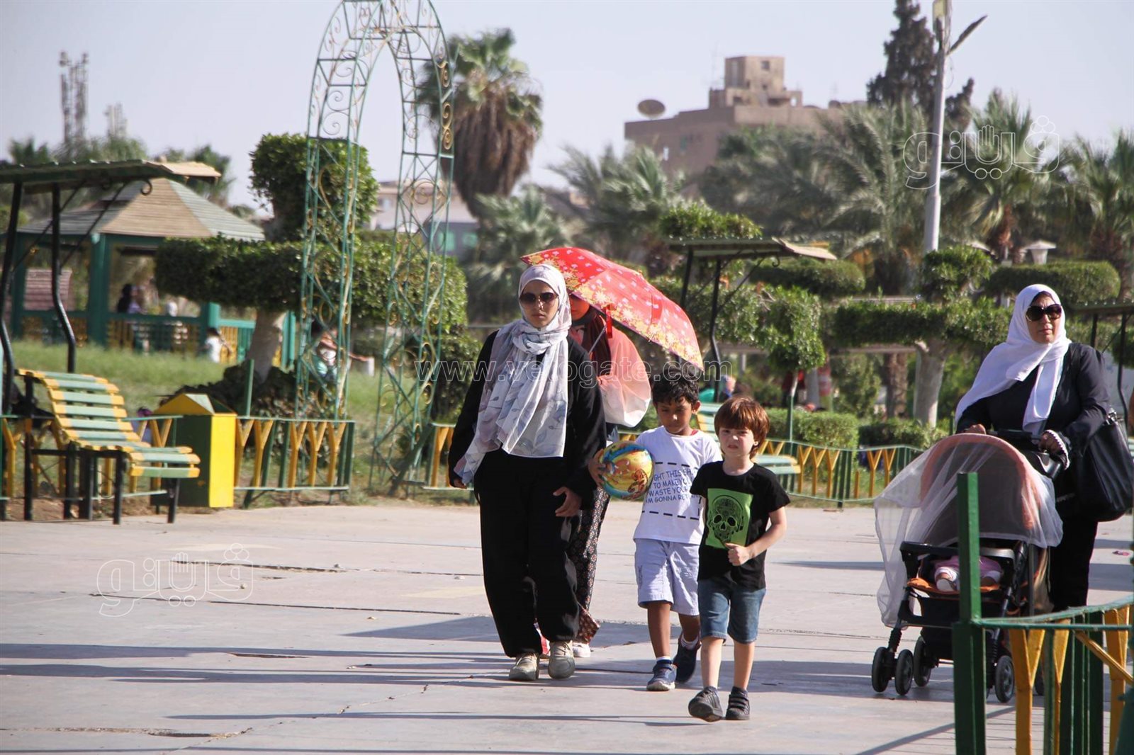 بالكاب والشمسية.. زوار الحديقة الدولية يواجهون الشمس (4)