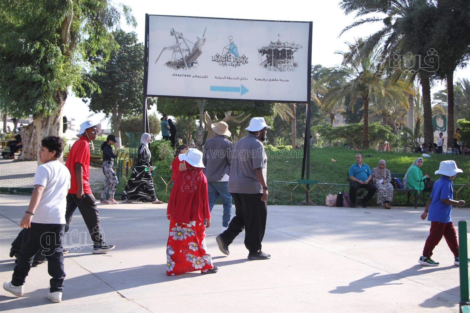 بالكاب والشمسية.. زوار الحديقة الدولية يواجهون الشمس (5)