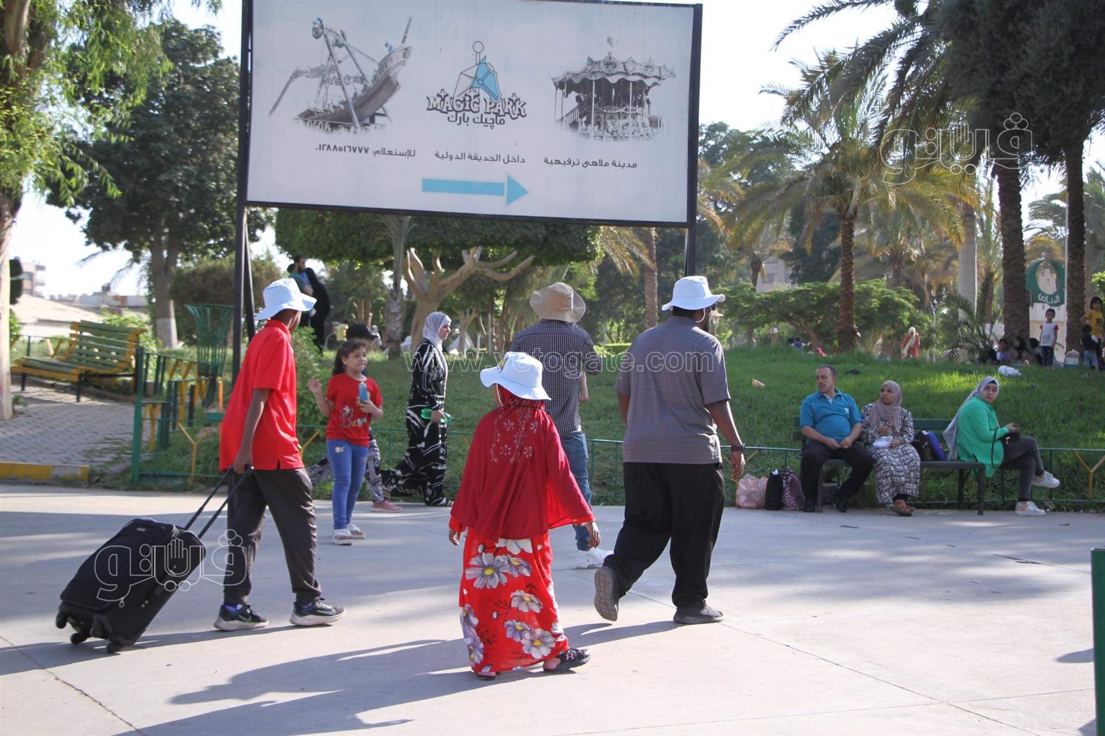 بالكاب والشمسية.. زوار الحديقة الدولية يواجهون الشمس (6)