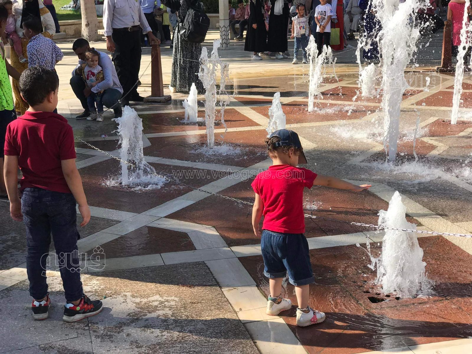 اللعب مع النافورة.. أبرز احتفالات المواطنين في حديقة الأزهر خامس أيام إجازة العيد (1)