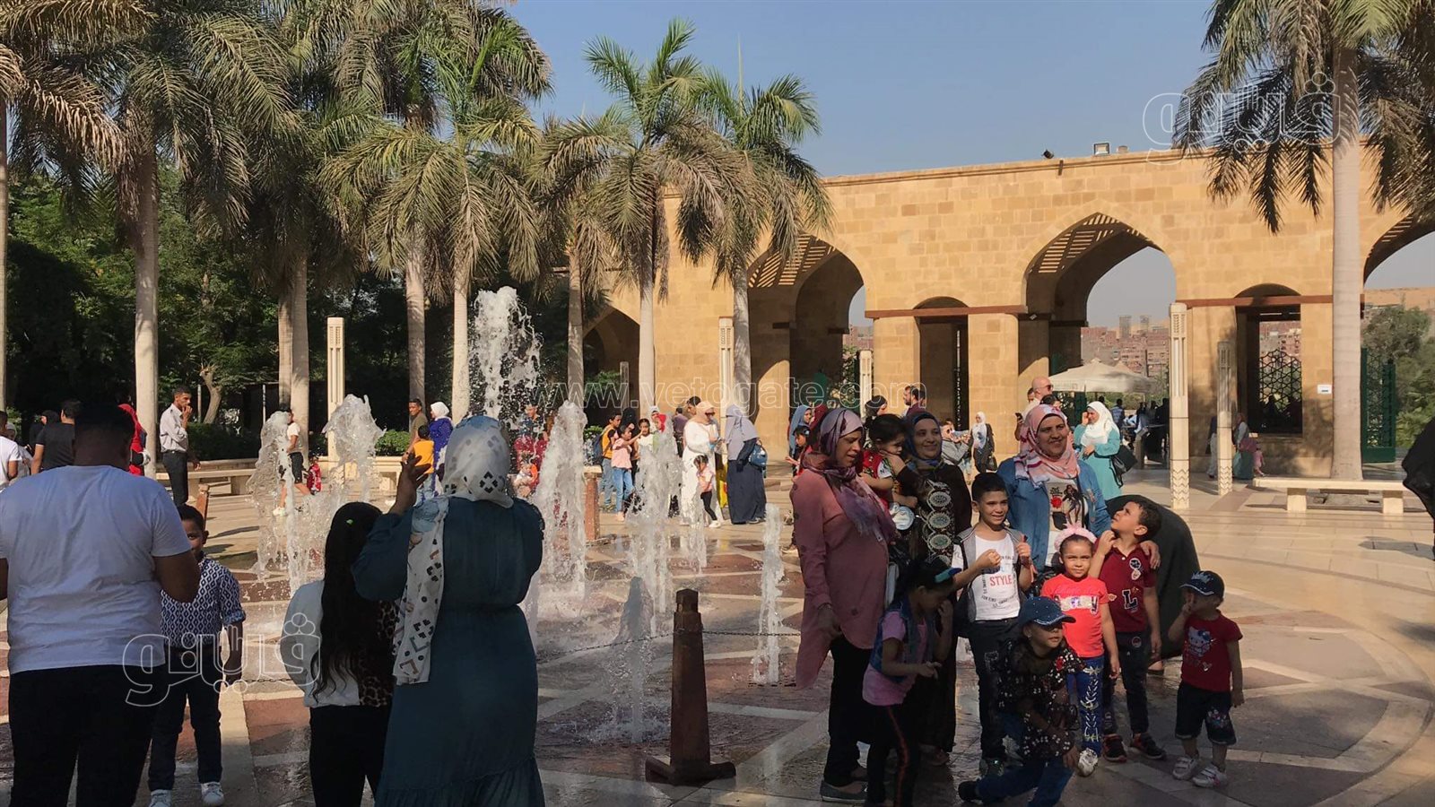 اللعب مع النافورة.. أبرز احتفالات المواطنين في حديقة الأزهر خامس أيام إجازة العيد (2)