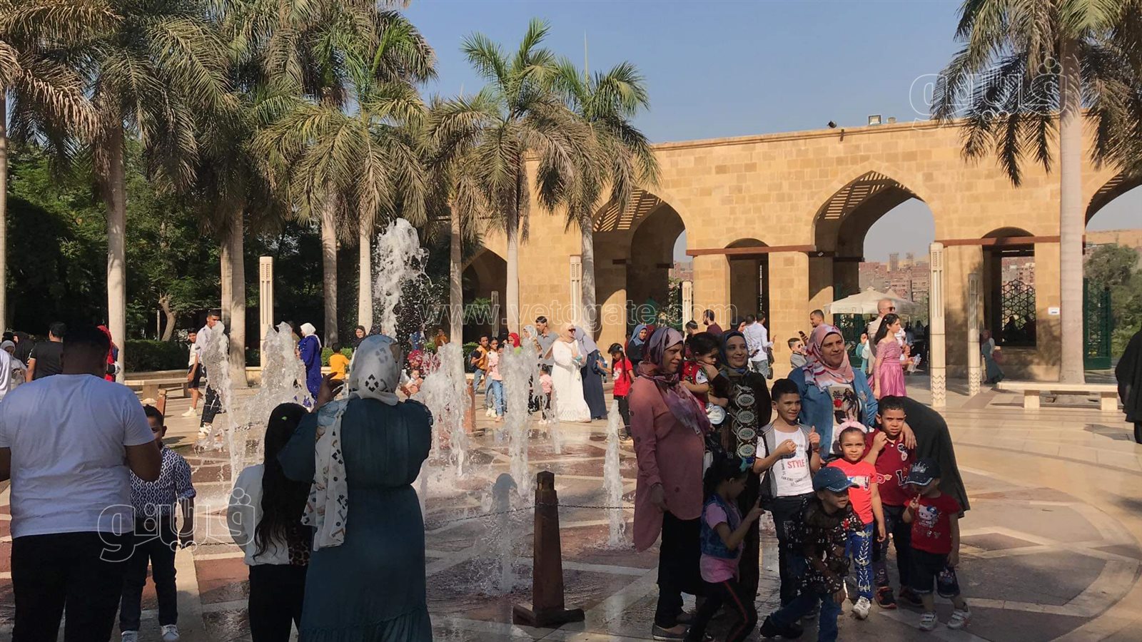 اللعب مع النافورة.. أبرز احتفالات المواطنين في حديقة الأزهر خامس أيام إجازة العيد (3)