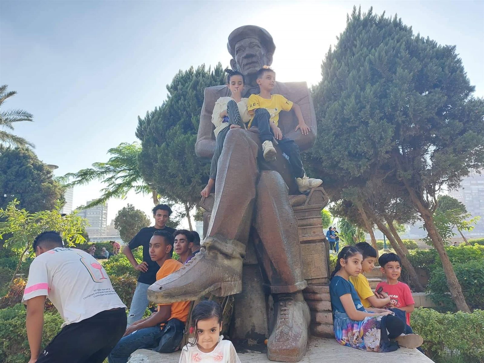 ملاهٍ وتسلق تمثال أحمد رامي.. احتفال الاطفال بخامس أيام إجازة العيد في حديقة المنيل (2)