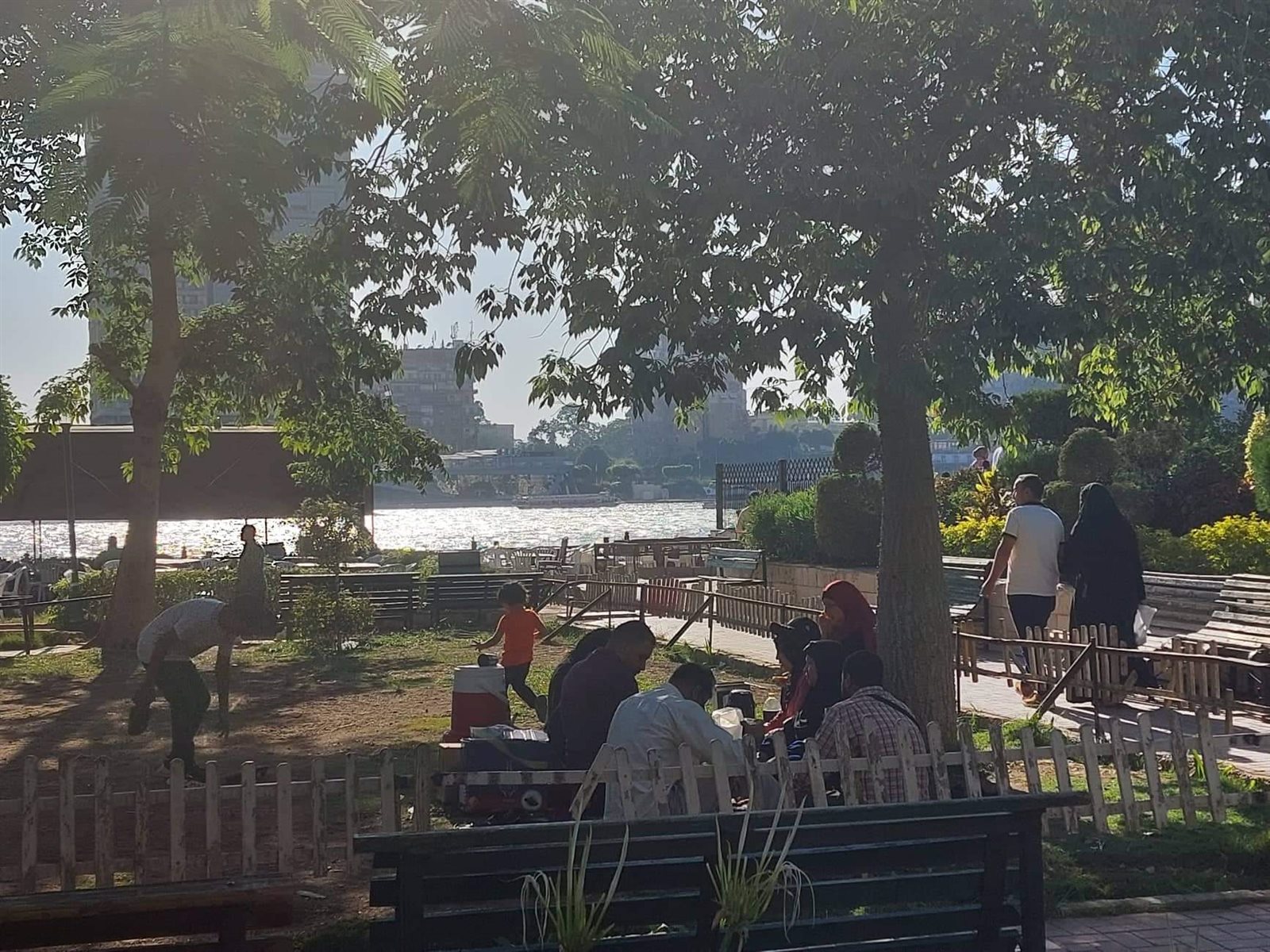 ملاهٍ وتسلق تمثال أحمد رامي.. احتفال الاطفال بخامس أيام إجازة العيد في حديقة المنيل (3)