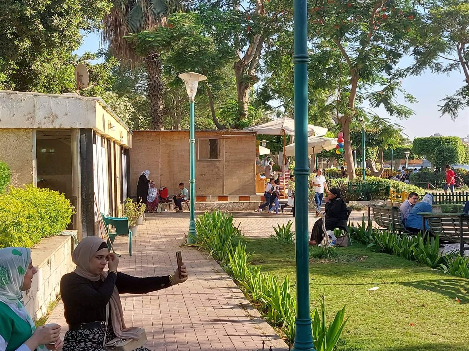 ملاهٍ وتسلق تمثال أحمد رامي.. احتفال الاطفال بخامس أيام إجازة العيد في حديقة المنيل (4)