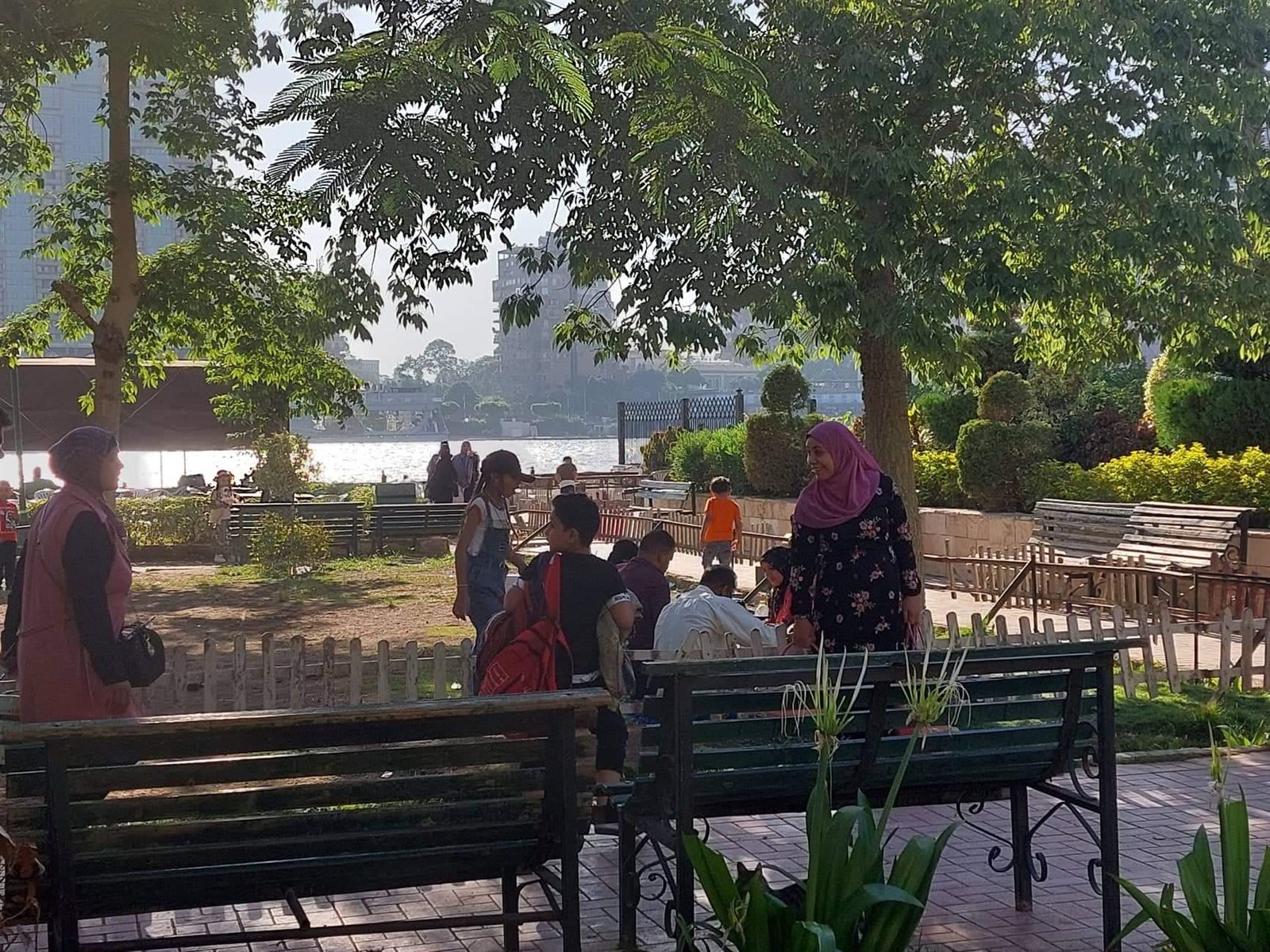 ملاهٍ وتسلق تمثال أحمد رامي.. احتفال الاطفال بخامس أيام إجازة العيد في حديقة المنيل (6)